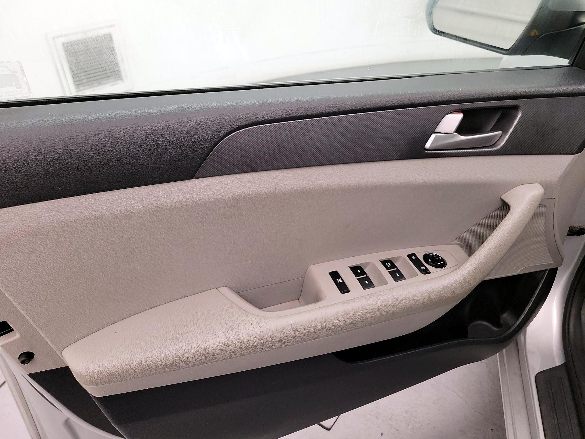 Thumbnail: 2016 Hyundai Sonata - 12