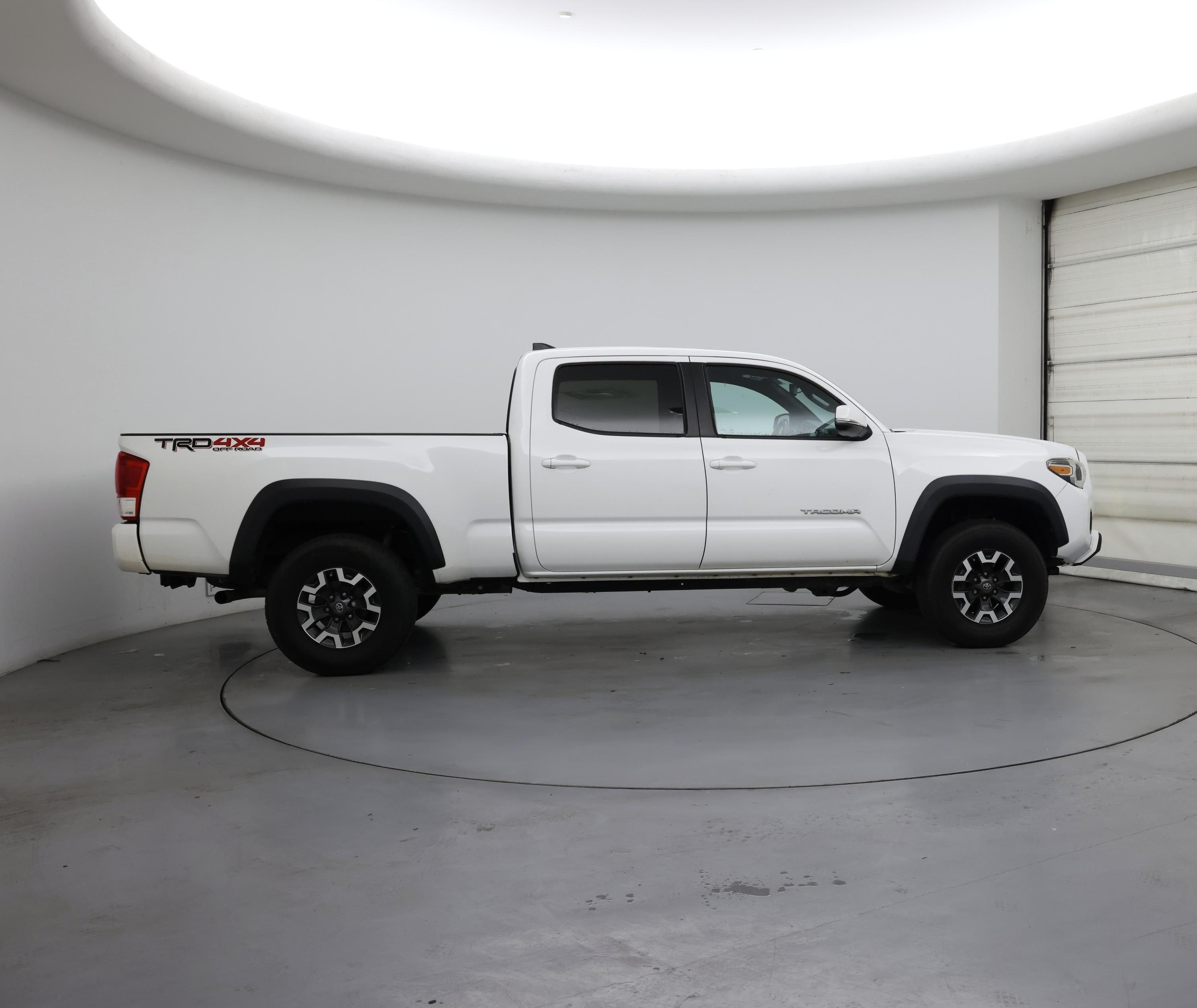 Thumbnail: 2018 Toyota Tacoma - 7