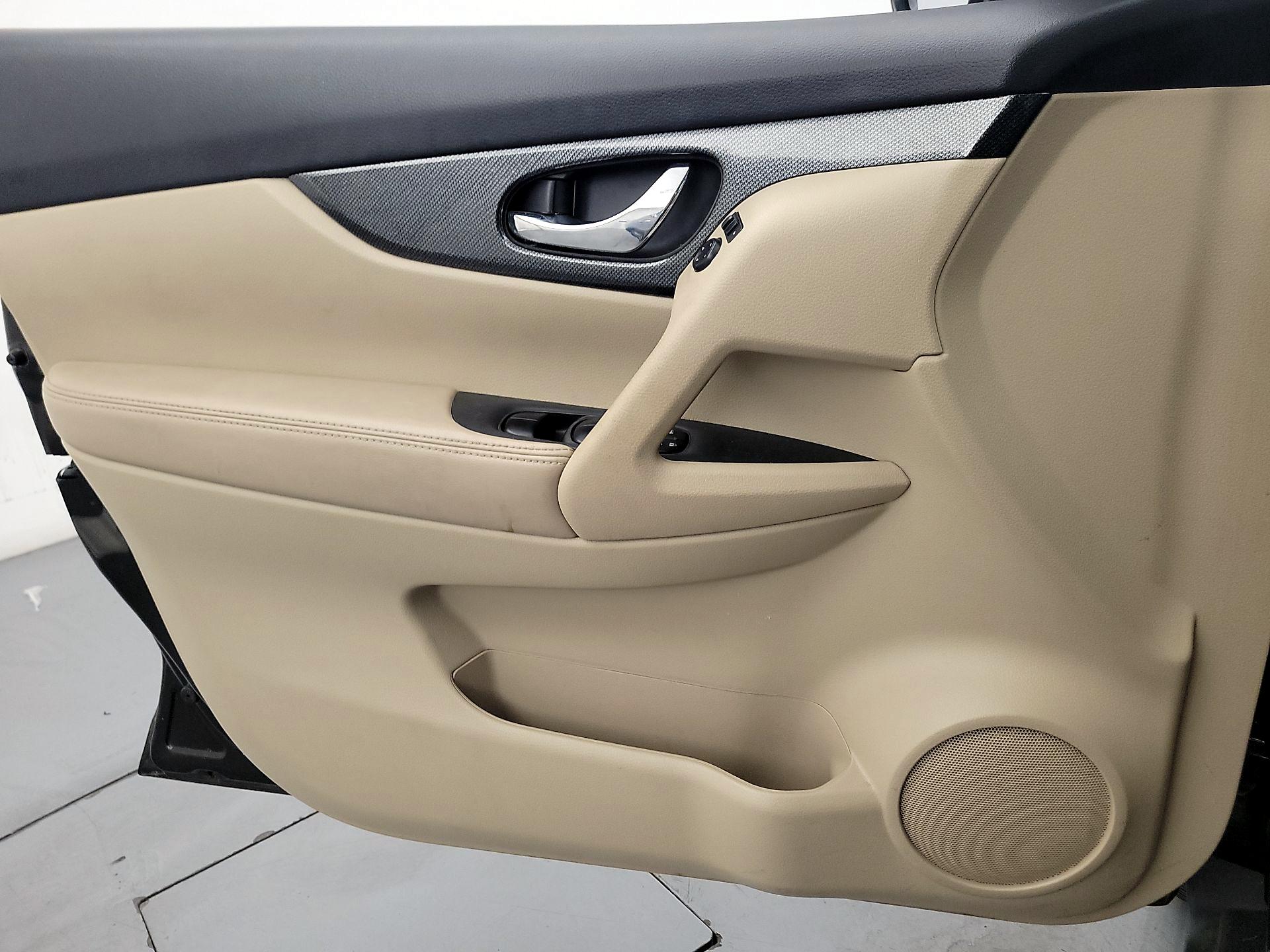 Thumbnail: 2016 Nissan Rogue - 12