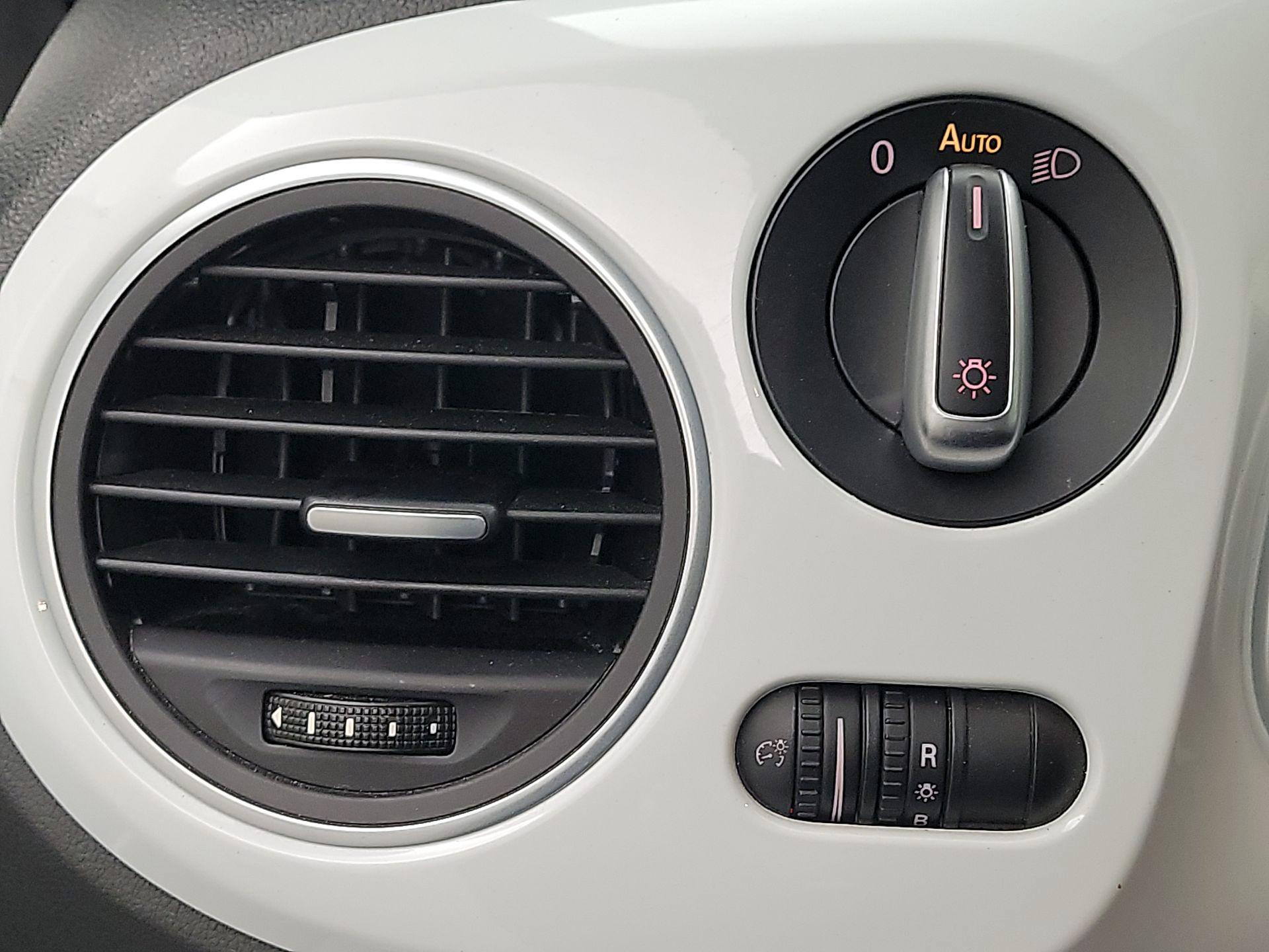 Thumbnail: 2016 Volkswagen Beetle - 13