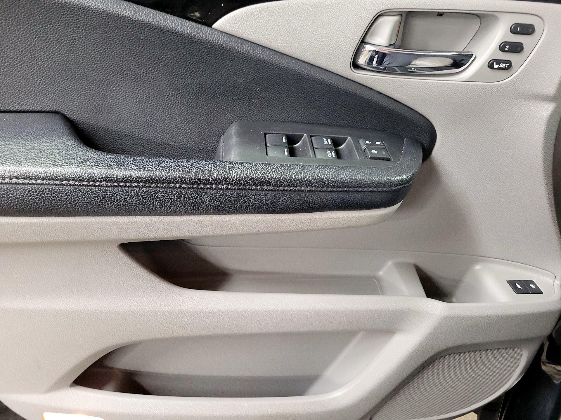 Thumbnail: 2017 Honda Pilot - 12