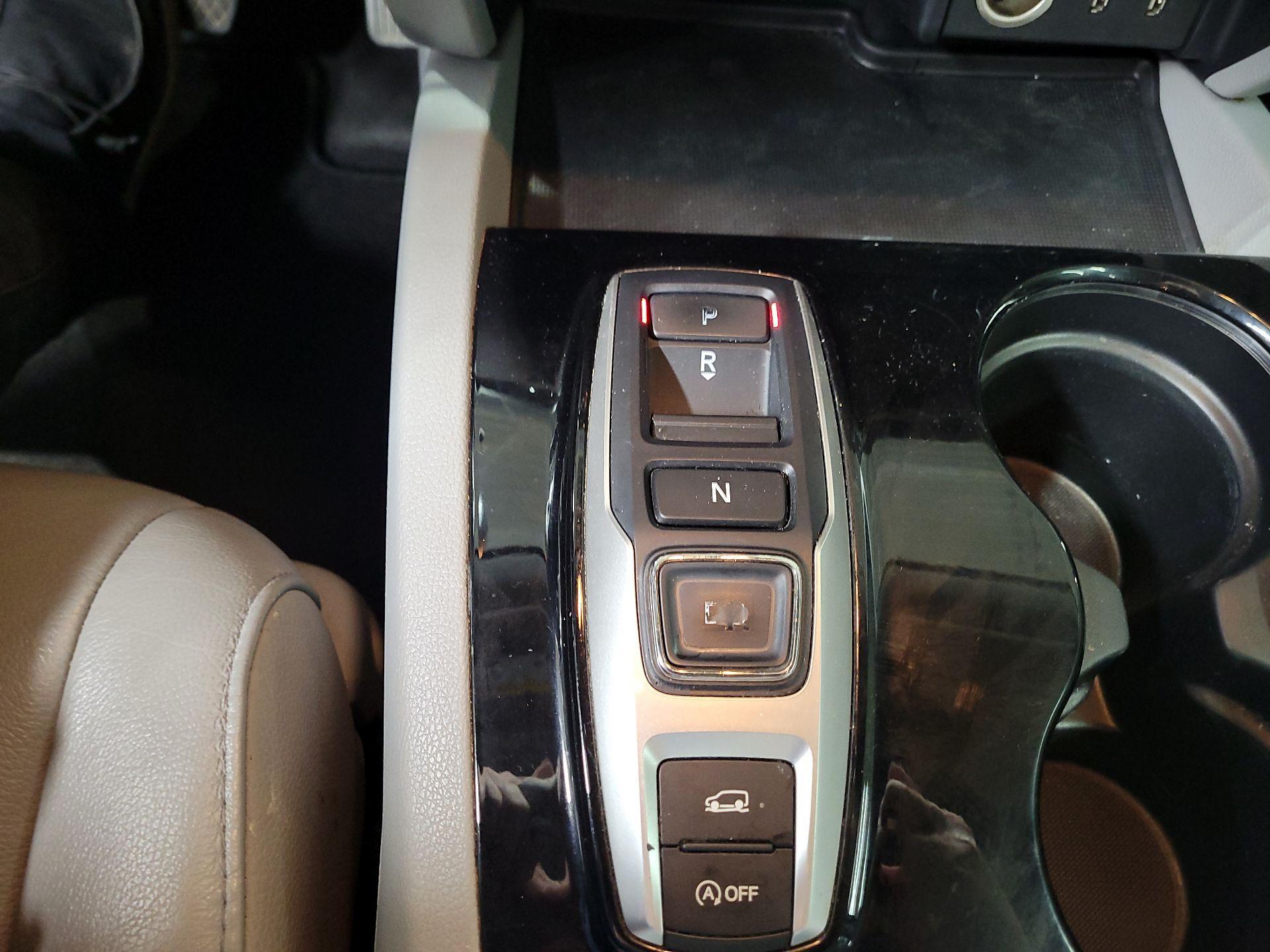 Thumbnail: 2017 Honda Pilot - 15