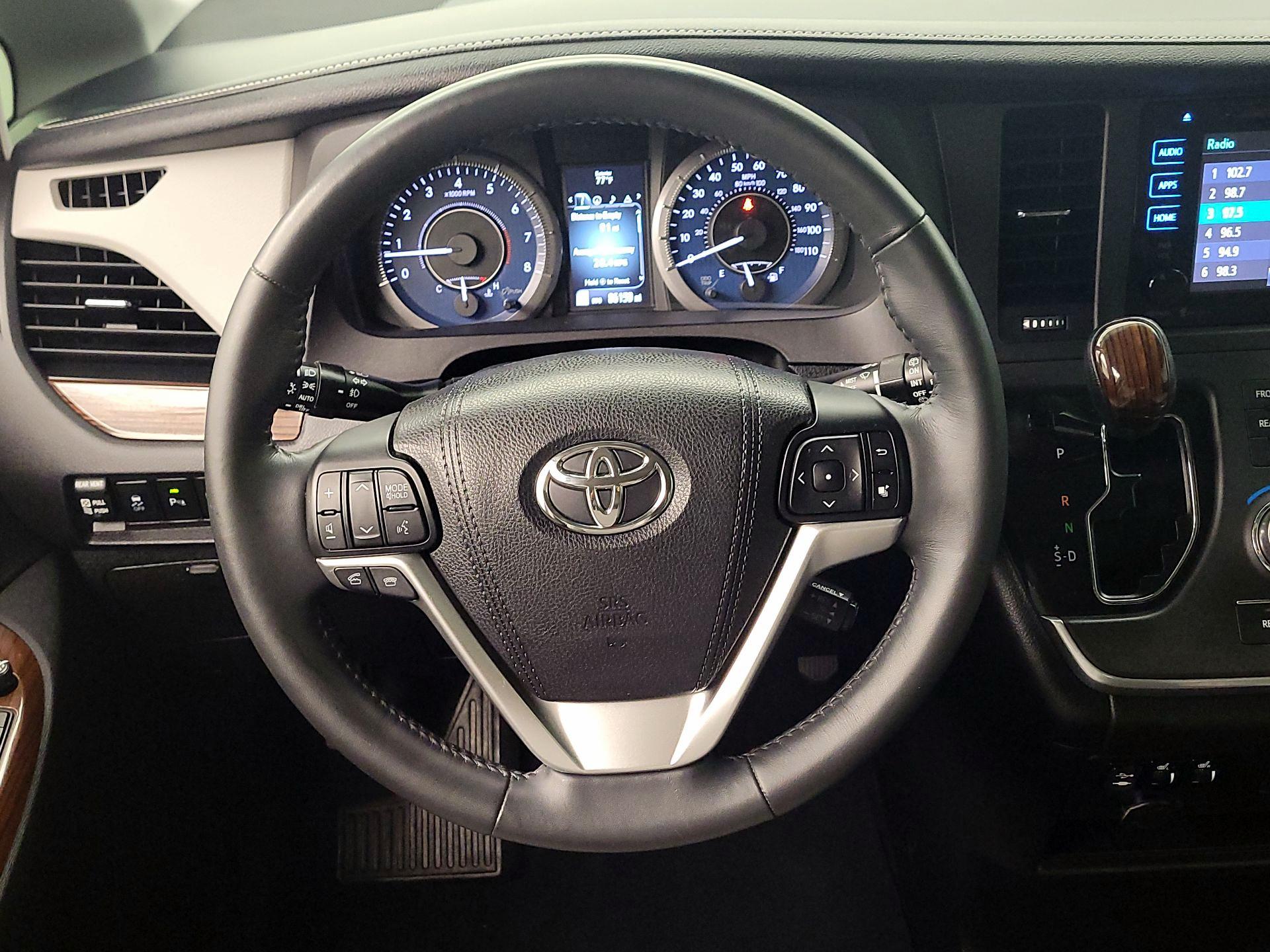 Thumbnail: 2015 Toyota Sienna - 10