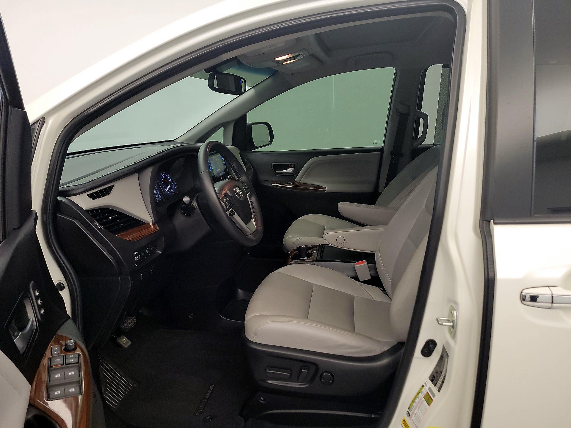 Thumbnail: 2015 Toyota Sienna - 11