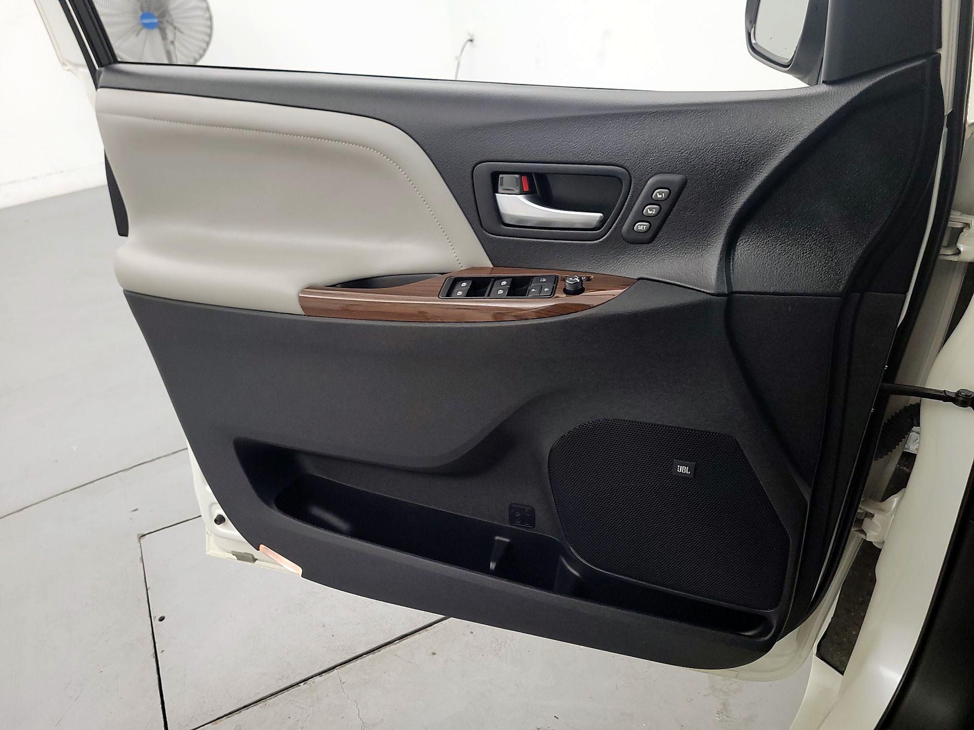 Thumbnail: 2015 Toyota Sienna - 12