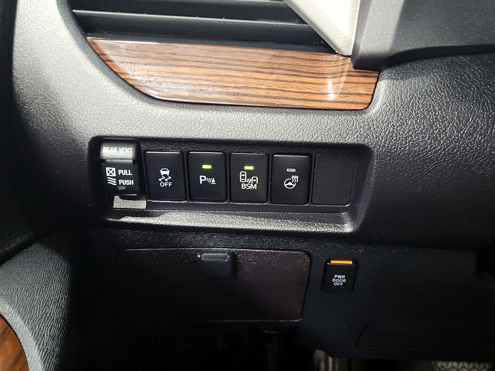 Thumbnail: 2015 Toyota Sienna - 13
