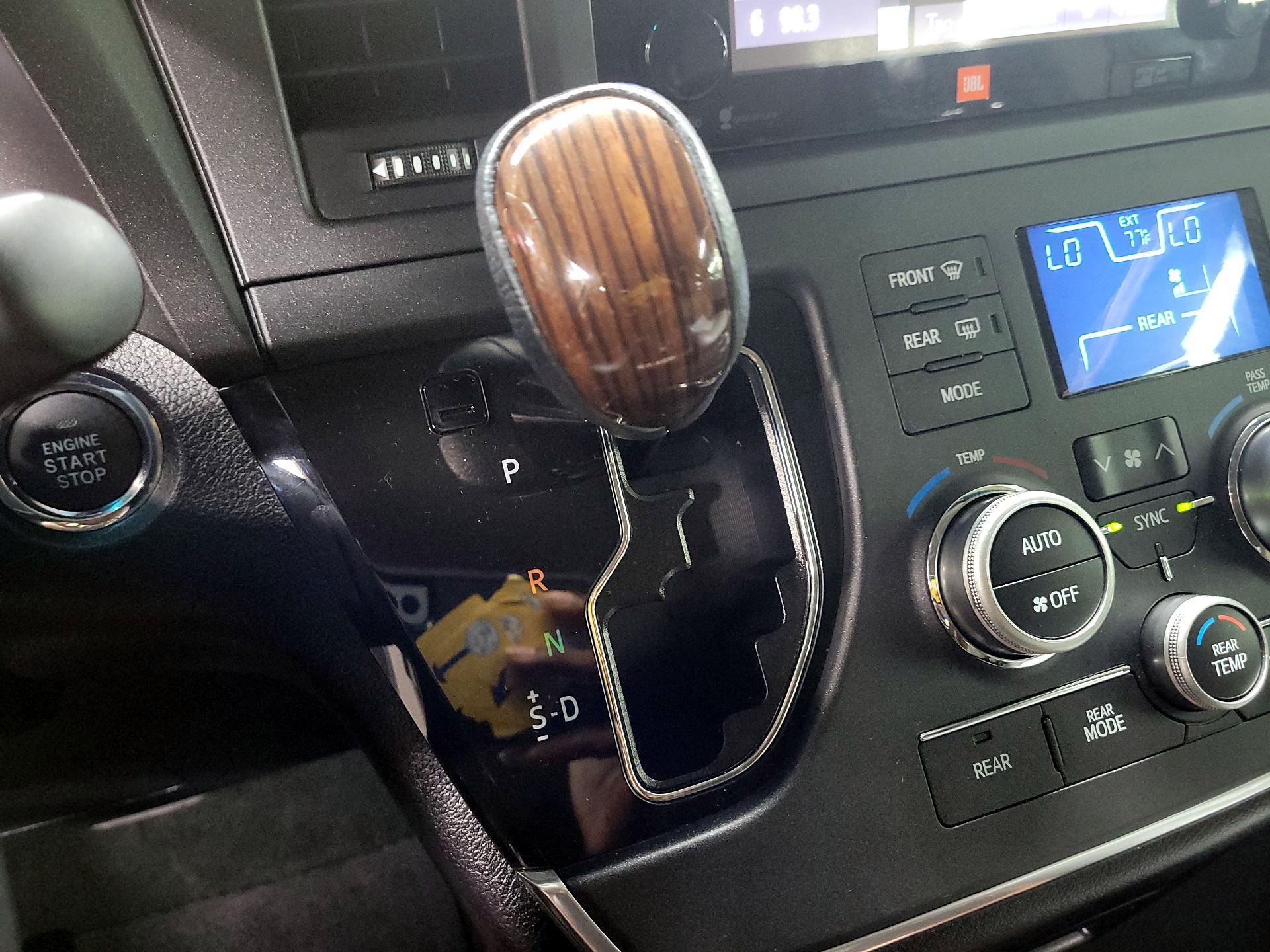 Thumbnail: 2015 Toyota Sienna - 17