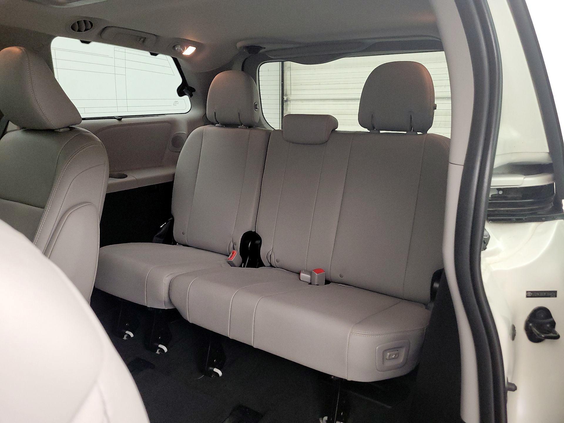 Thumbnail: 2015 Toyota Sienna - 19