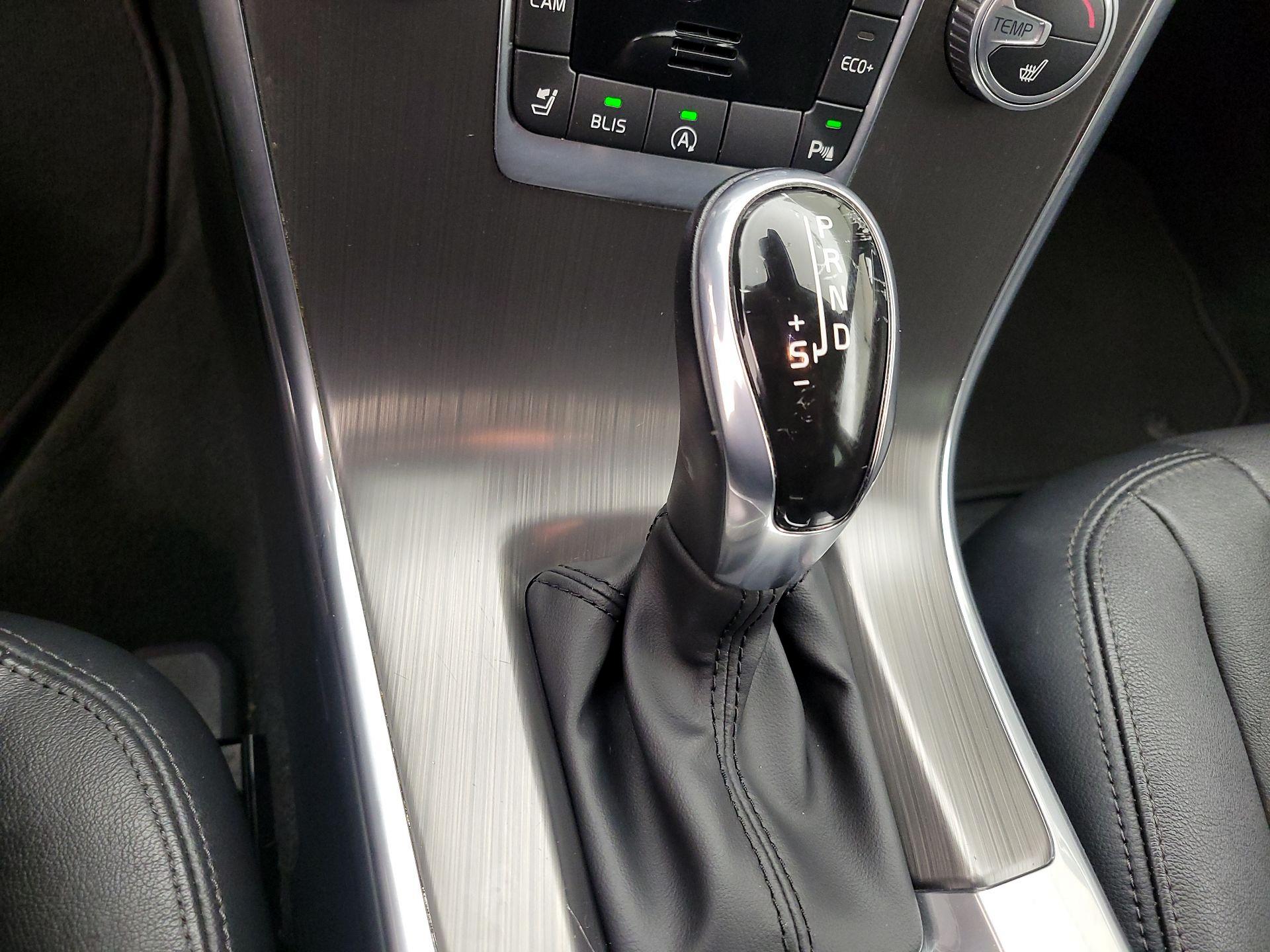 Thumbnail: 2015 Volvo XC60 - 15
