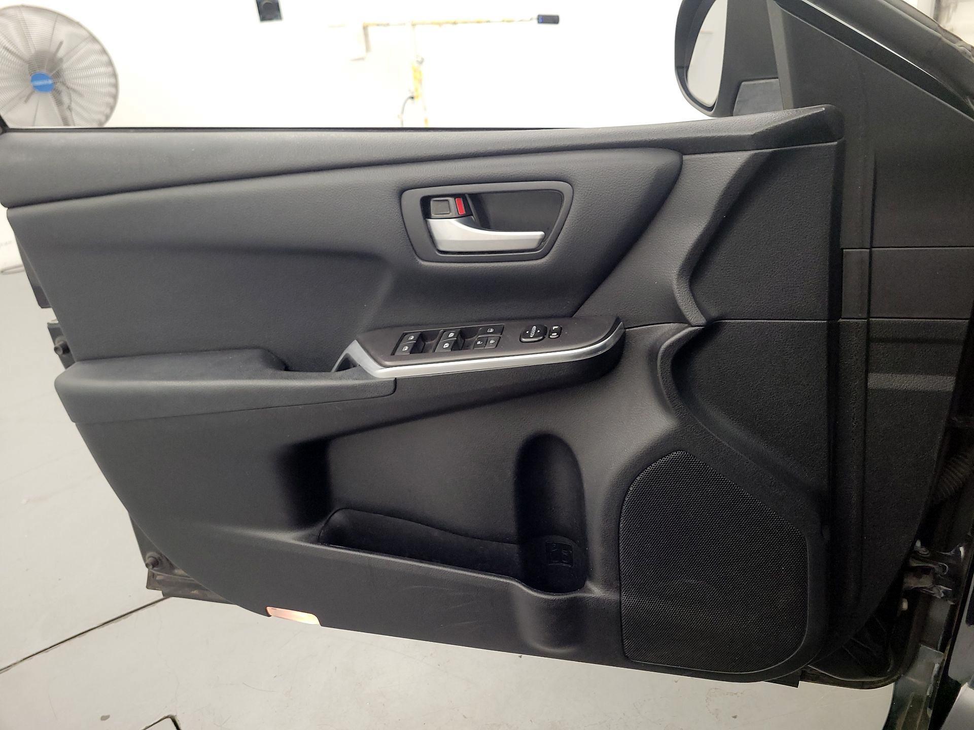Thumbnail: 2016 Toyota Camry - 12