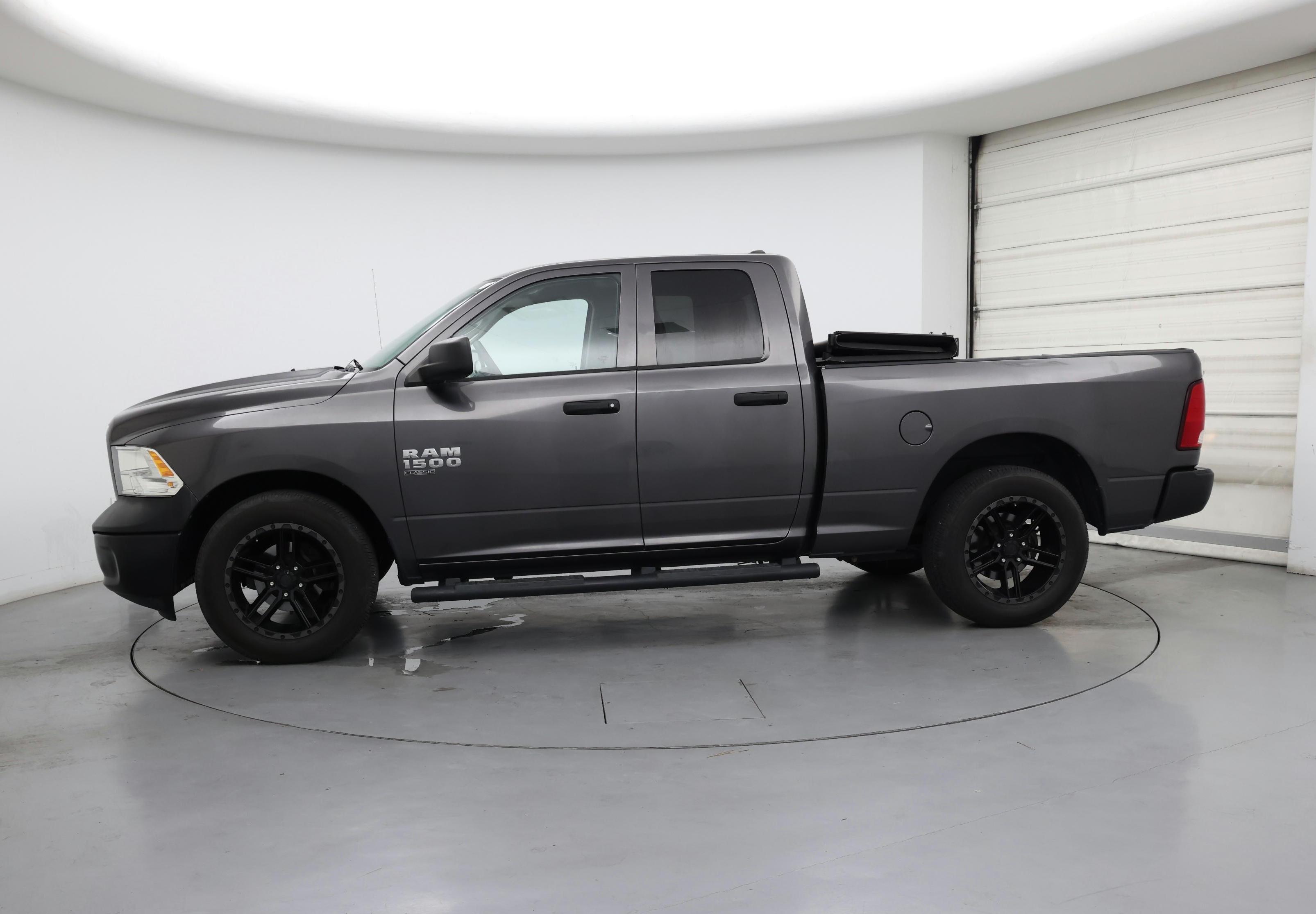 Thumbnail: 2019 RAM 1500 Classic - 3