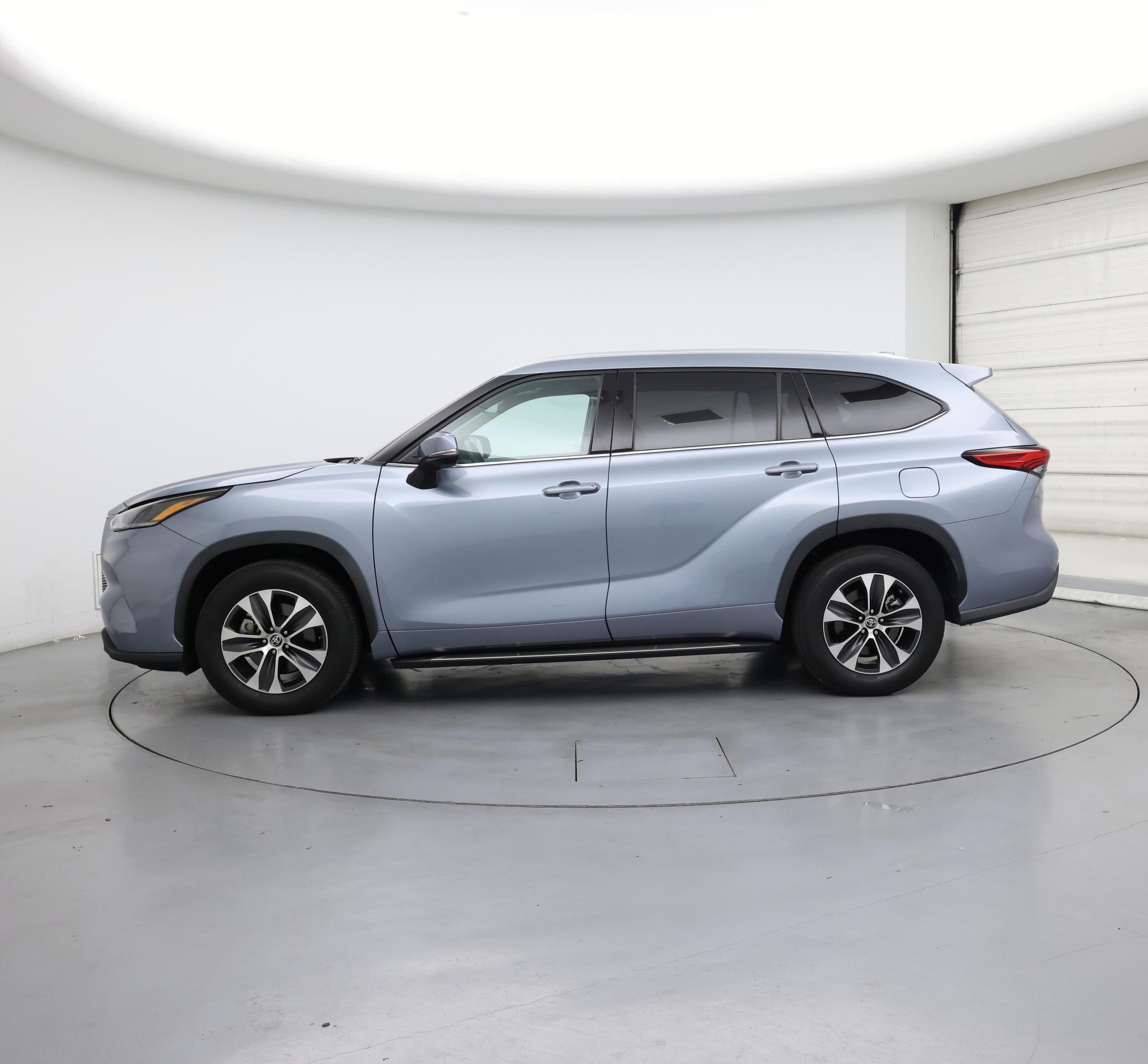 Thumbnail: 2021 Toyota Highlander - 3