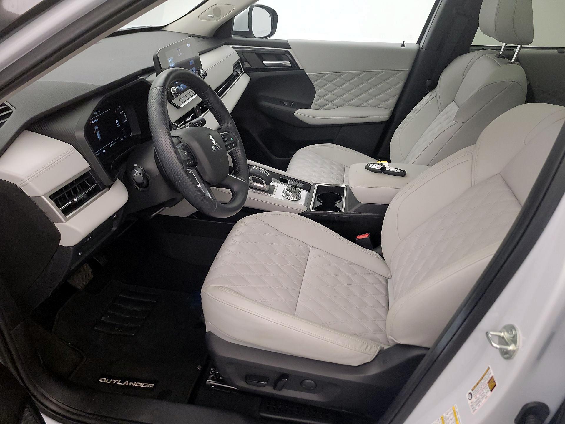 Thumbnail: 2024 Mitsubishi Outlander - 11