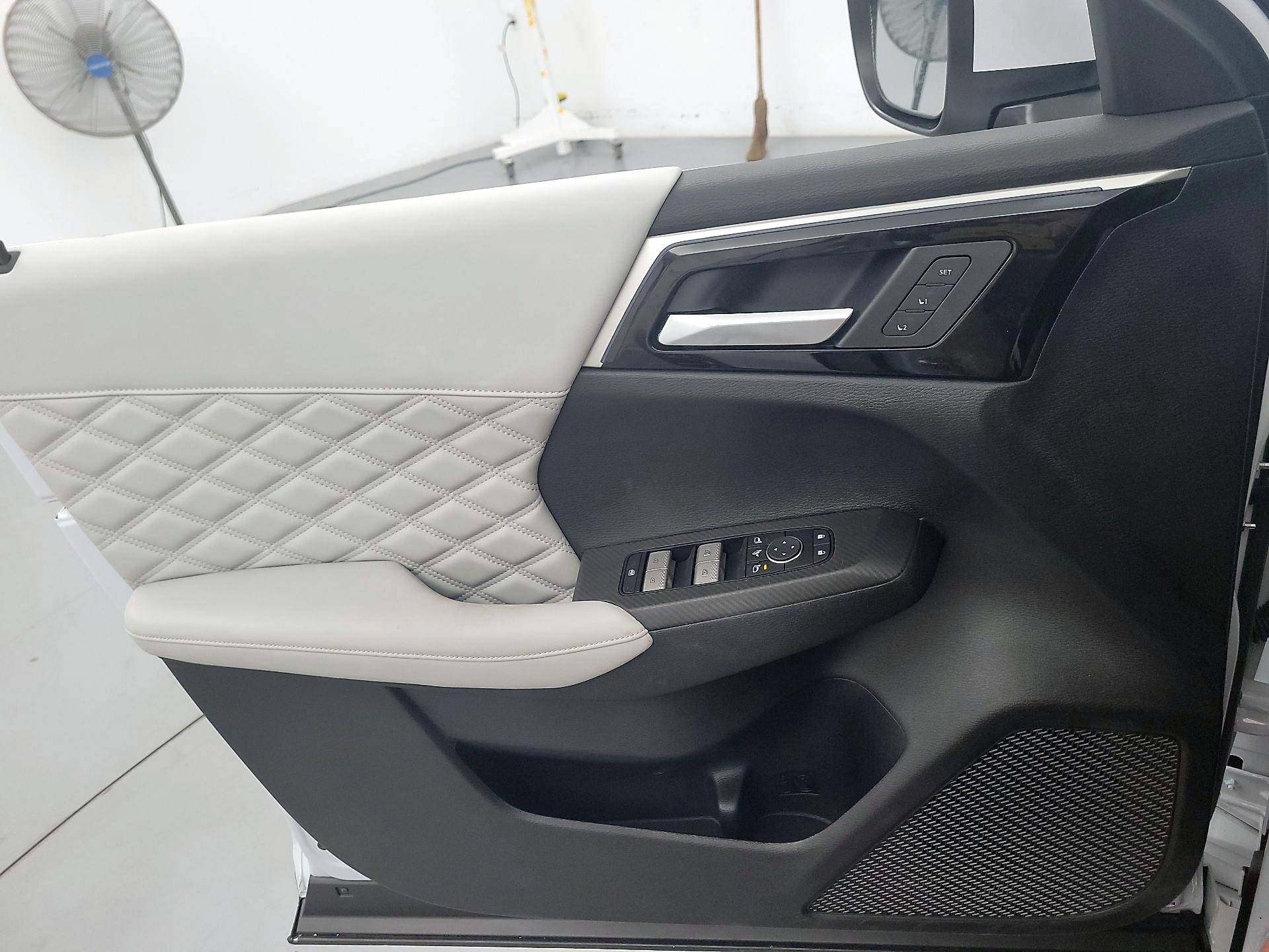 Thumbnail: 2024 Mitsubishi Outlander - 12