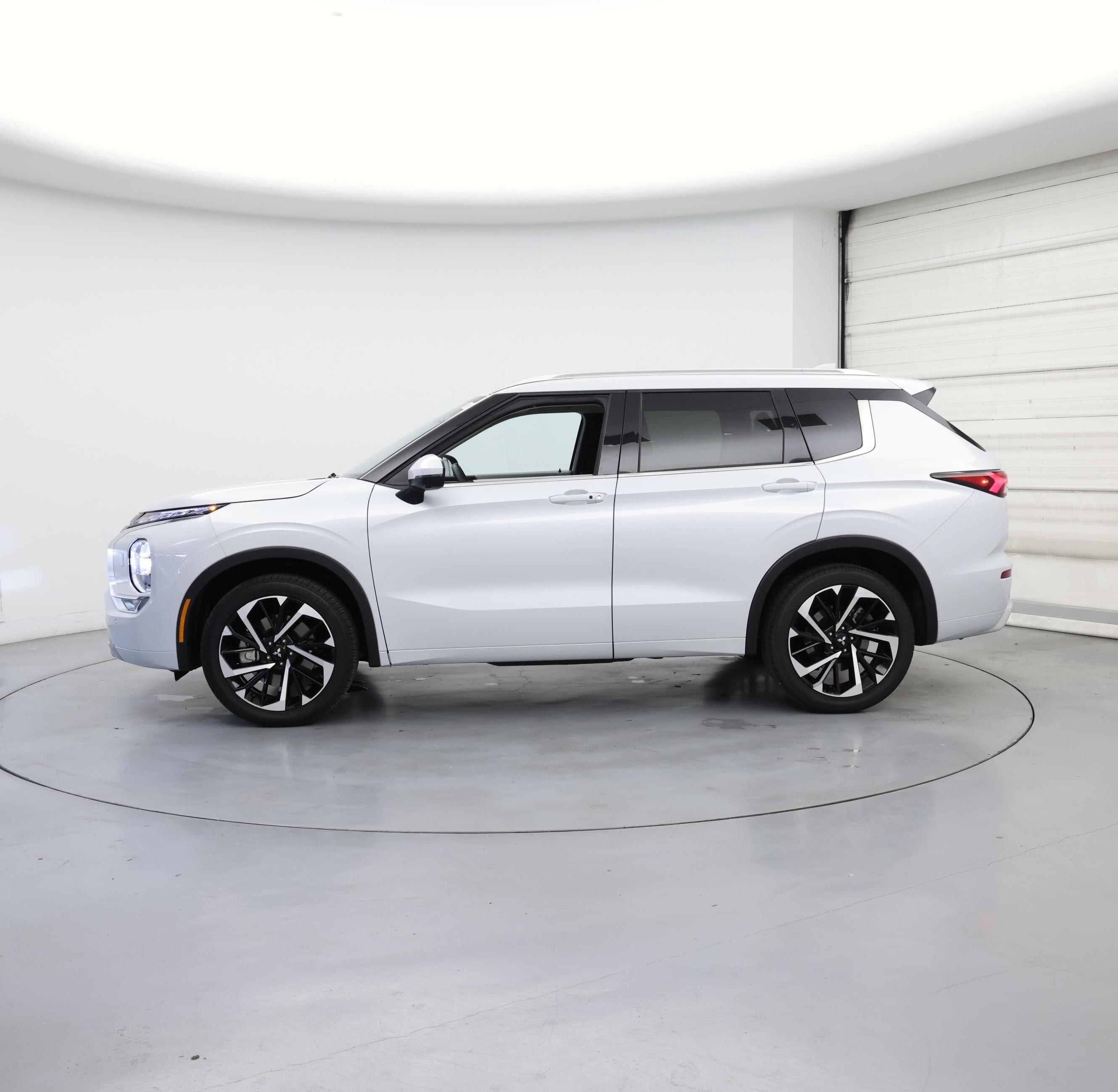 Thumbnail: 2024 Mitsubishi Outlander - 3
