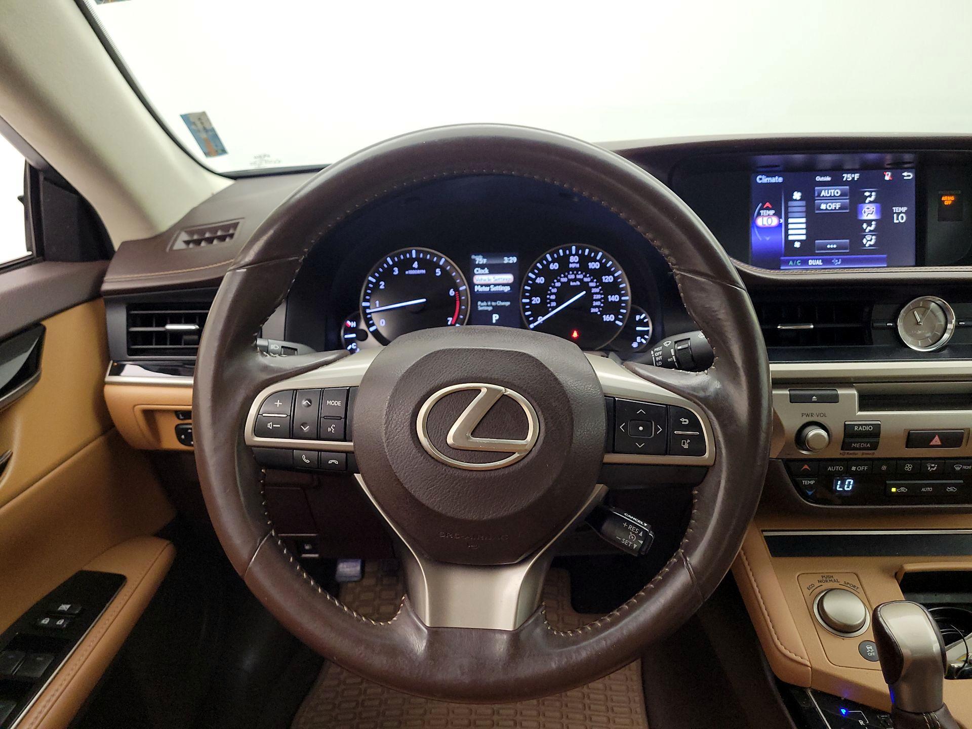 Thumbnail: 2016 Lexus ES - 10