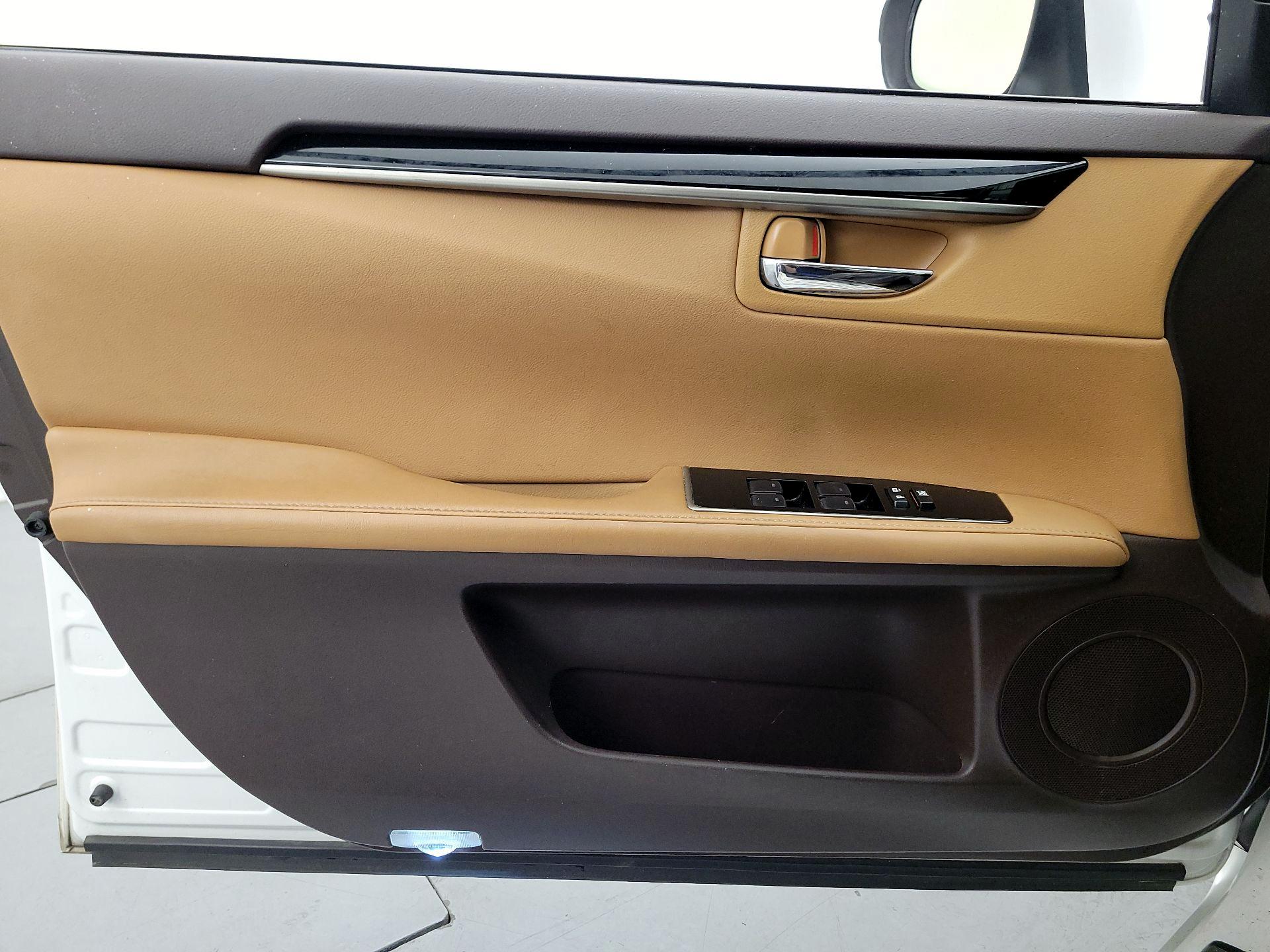 Thumbnail: 2016 Lexus ES - 12