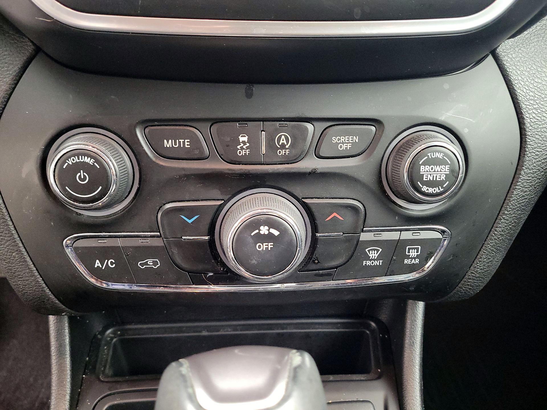 Thumbnail: 2021 Jeep Cherokee - 14