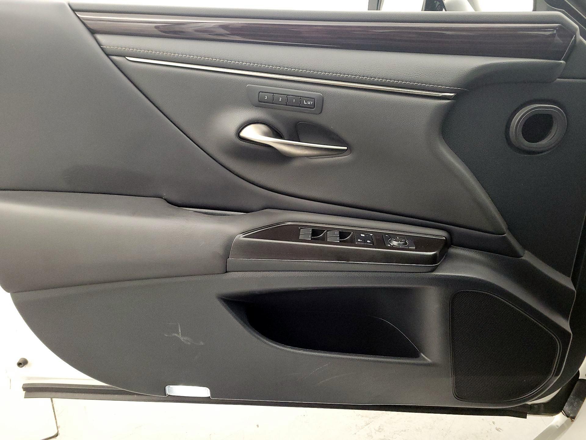 Thumbnail: 2019 Lexus ES - 12