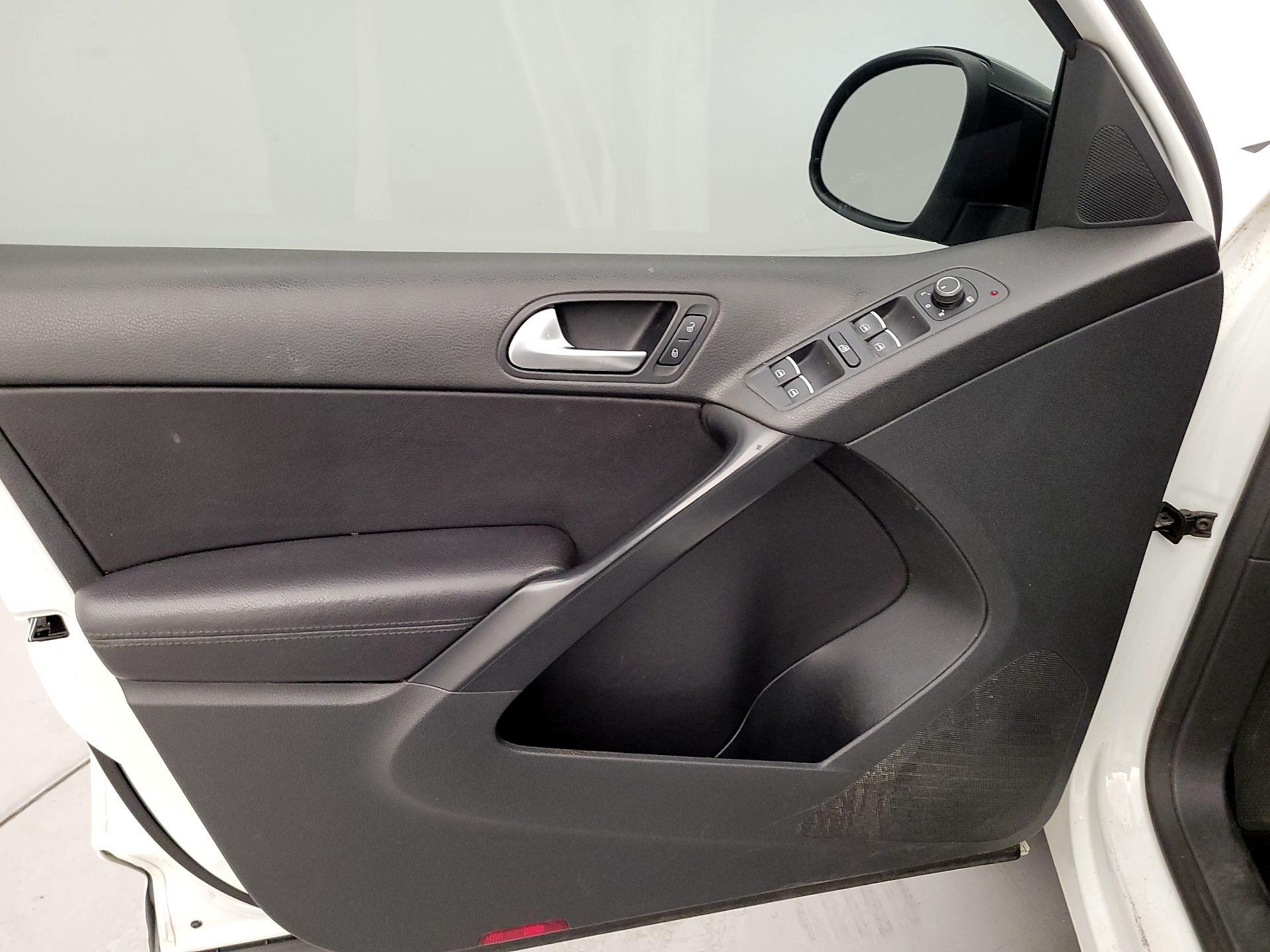 Thumbnail: 2017 Volkswagen Tiguan - 12