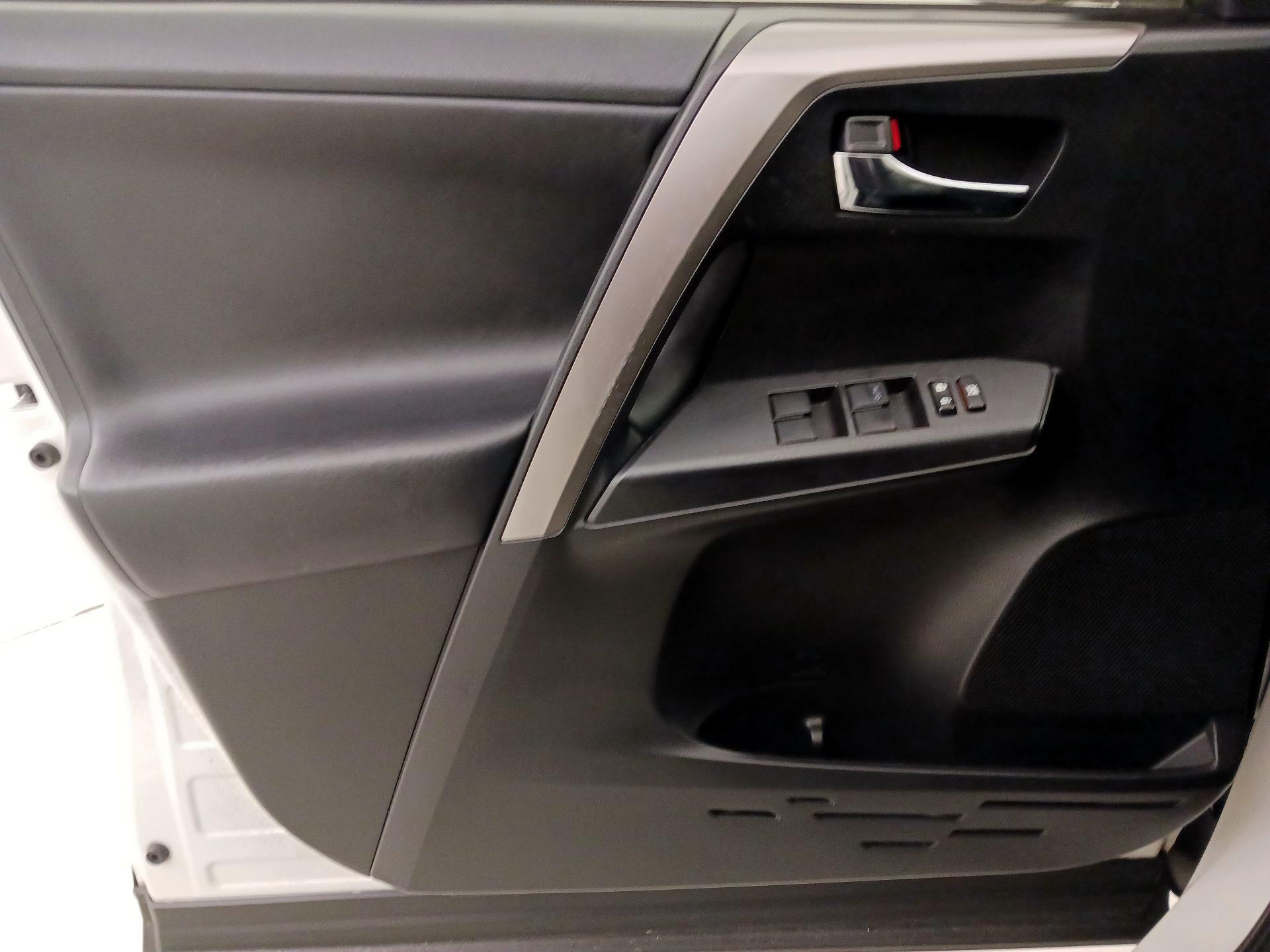 Thumbnail: 2018 Toyota RAV4 - 12