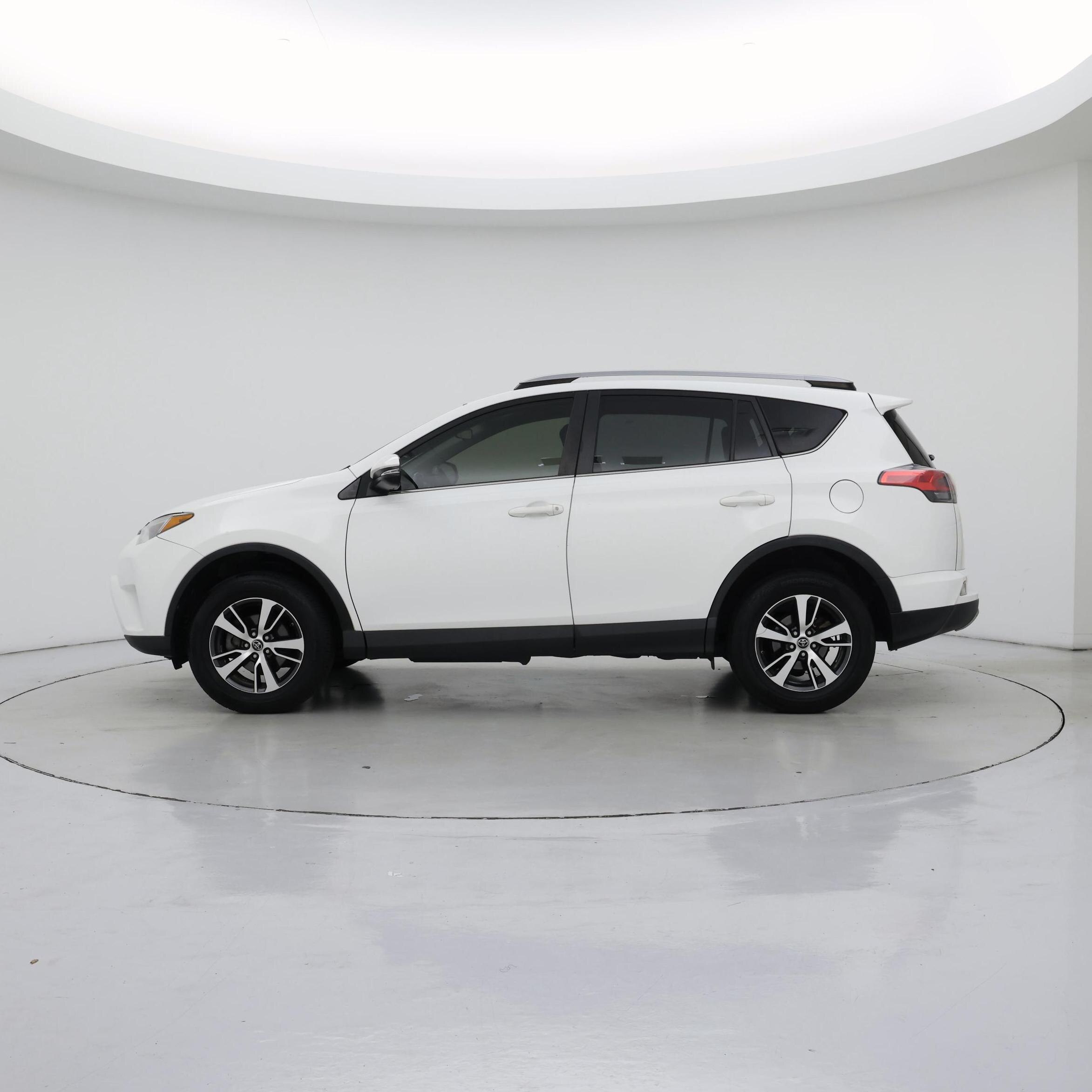 Thumbnail: 2018 Toyota RAV4 - 3