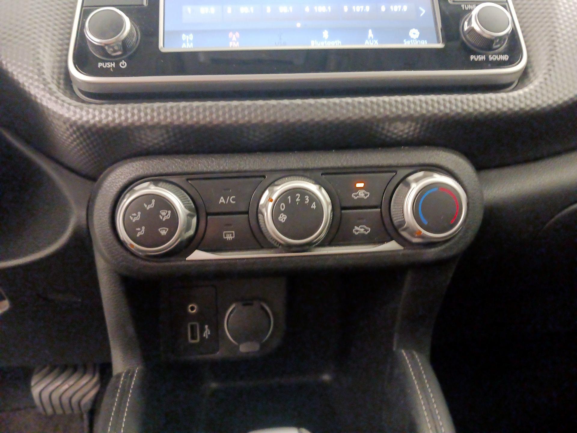 Thumbnail: 2019 Nissan Kicks - 16