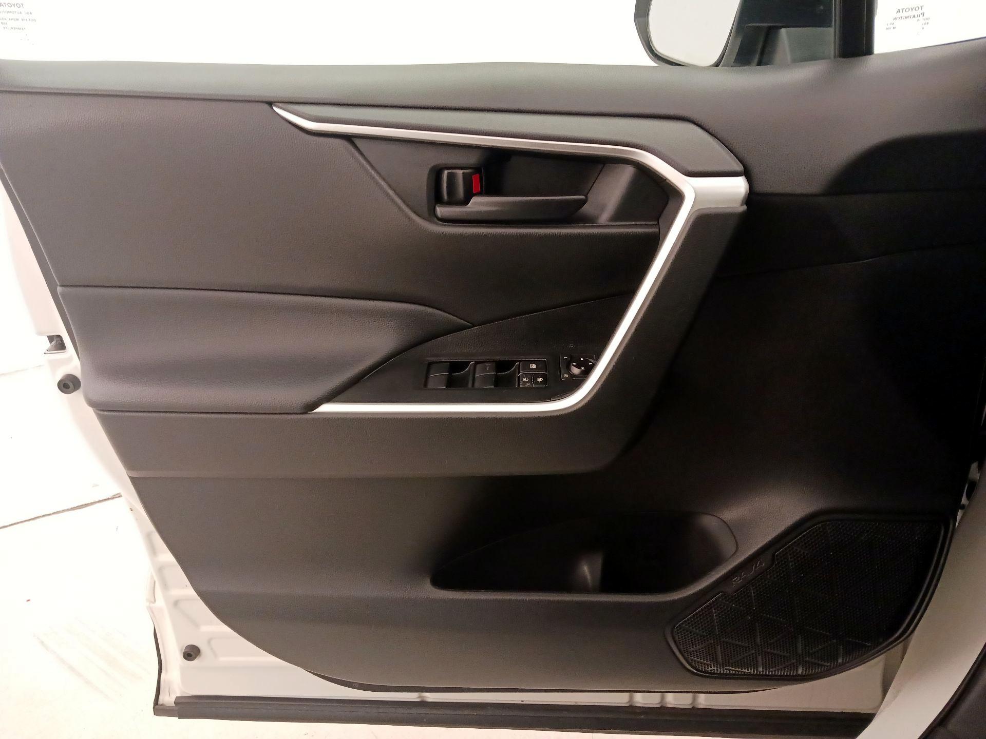 Thumbnail: 2021 Toyota RAV4 - 10