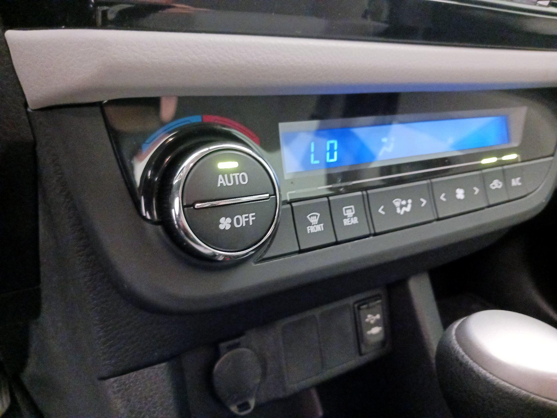 Thumbnail: 2015 Toyota Corolla - 16