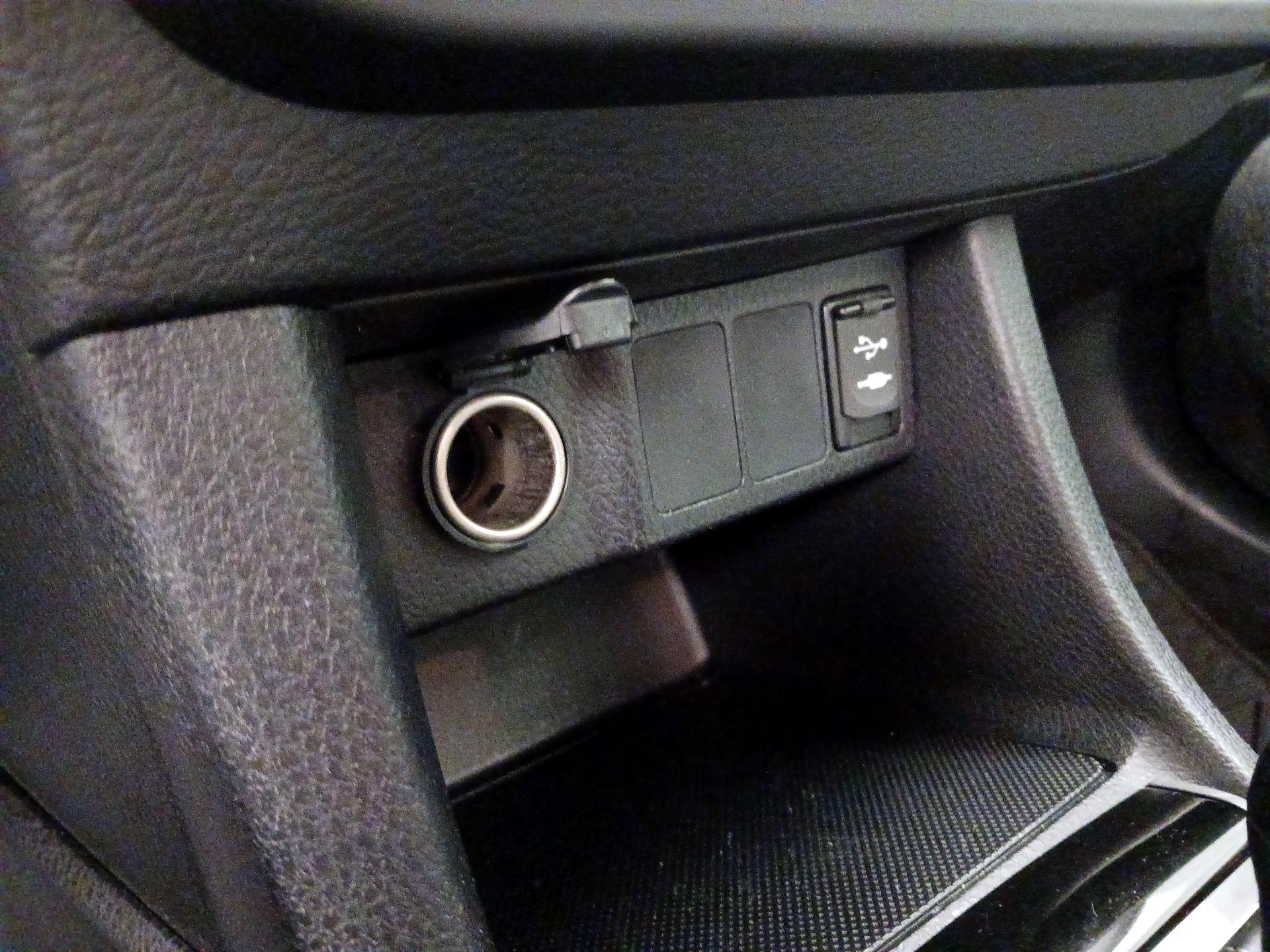 Thumbnail: 2015 Toyota Corolla - 18