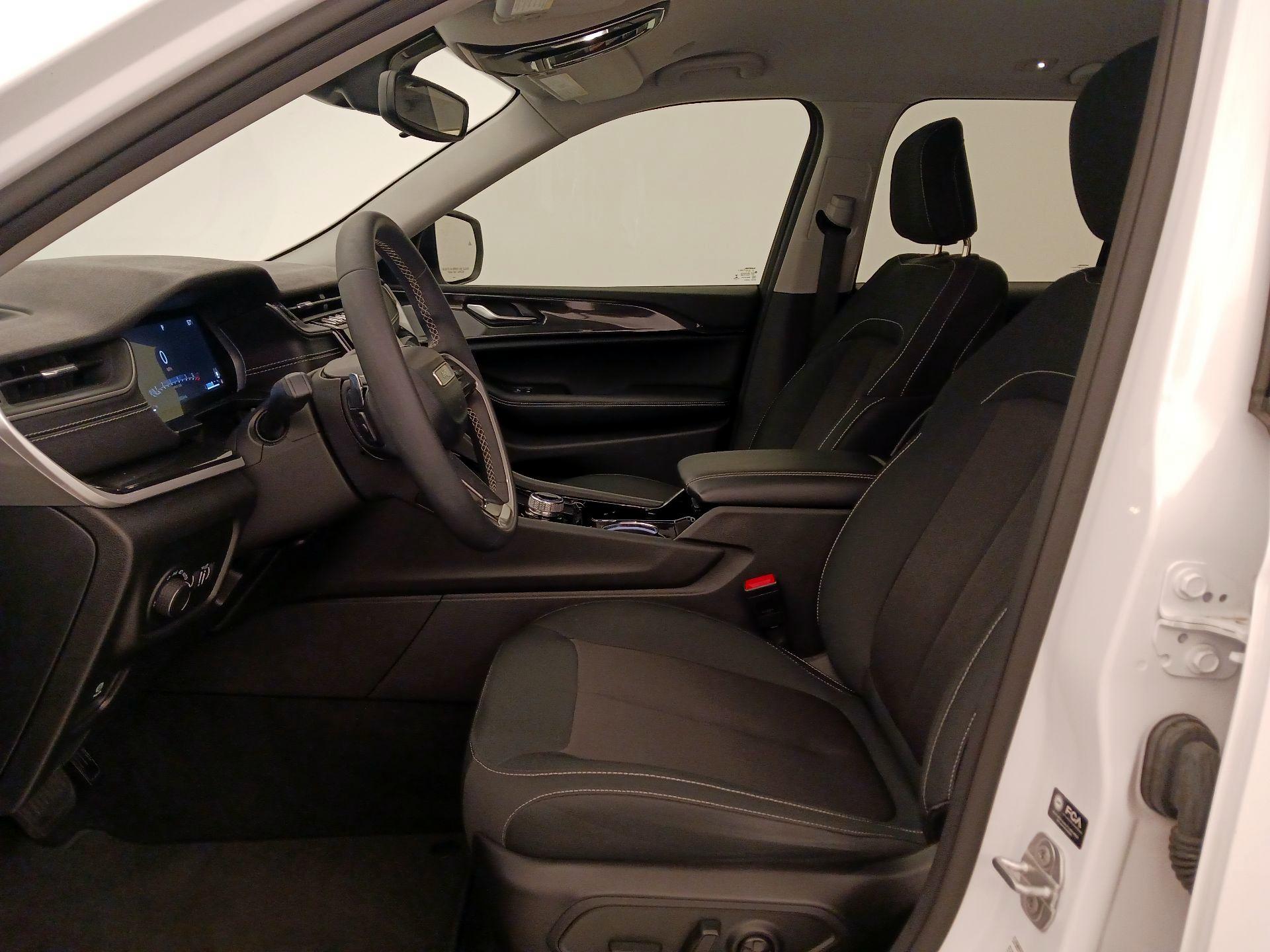 Thumbnail: 2023 Jeep Grand Cherokee - 11