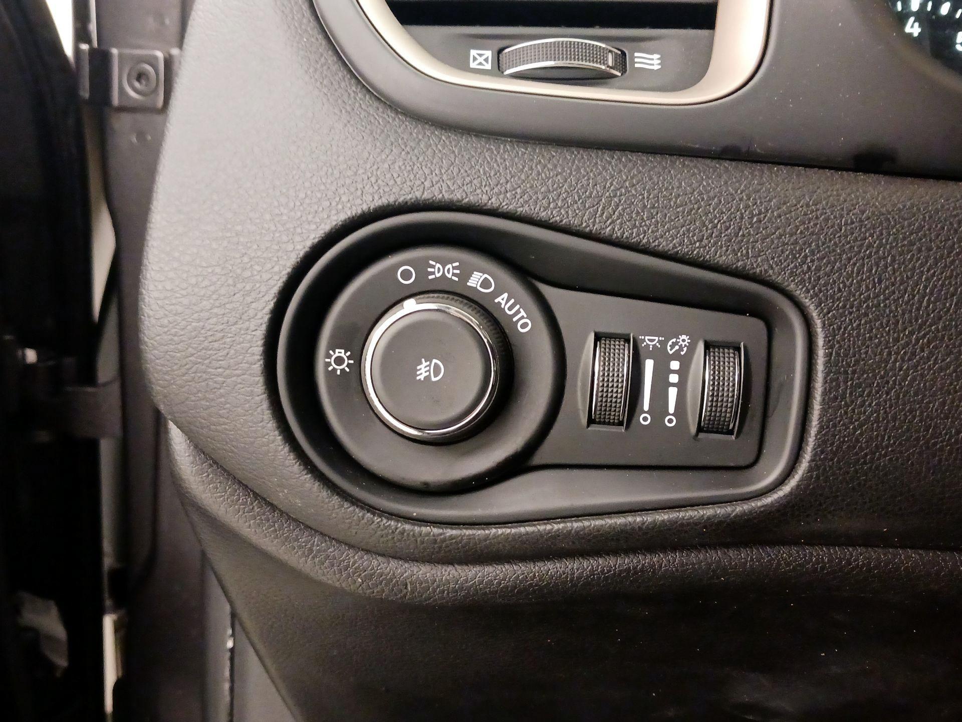 Thumbnail: 2017 Jeep Renegade - 13