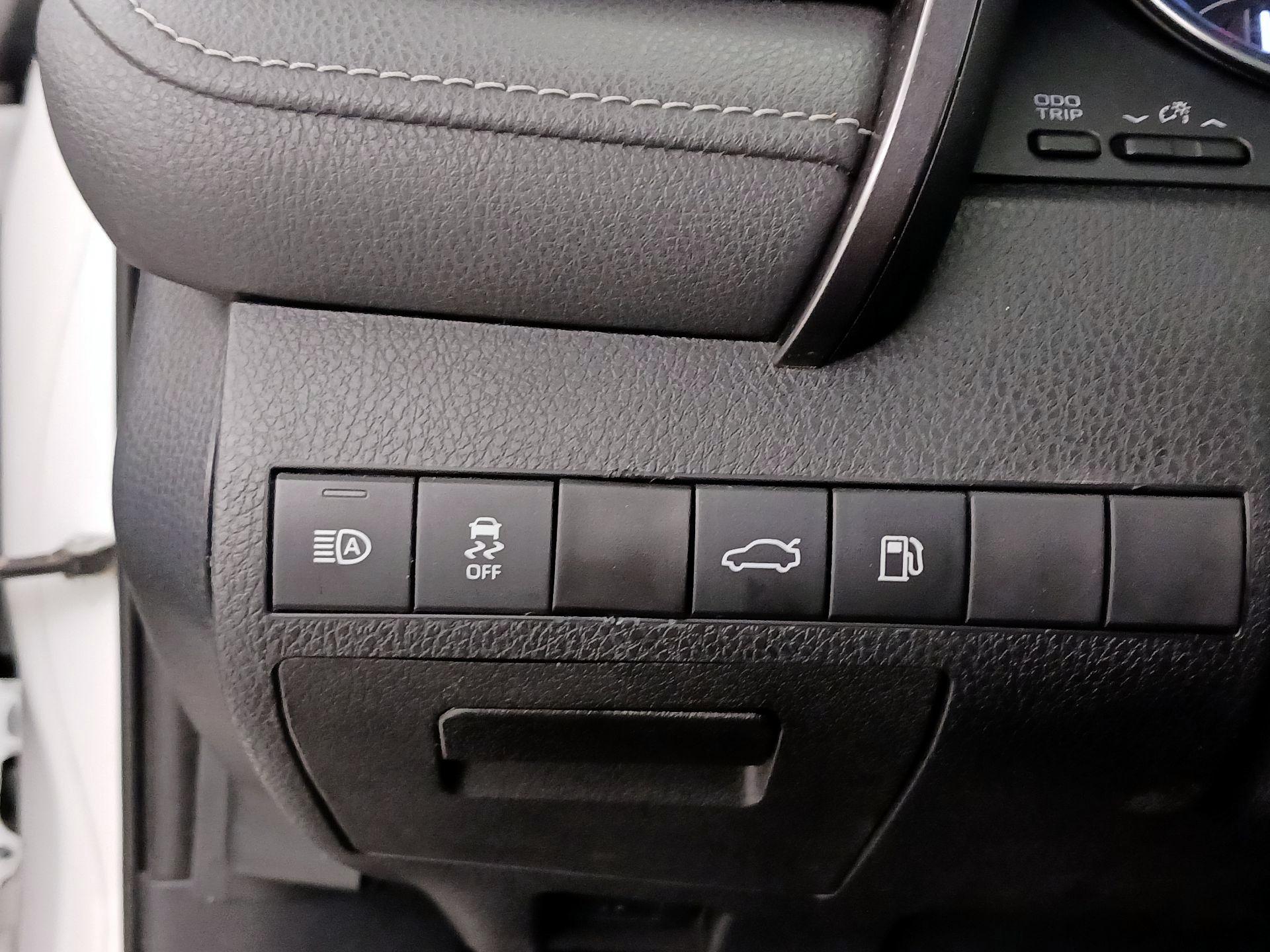 Thumbnail: 2018 Toyota Camry - 13