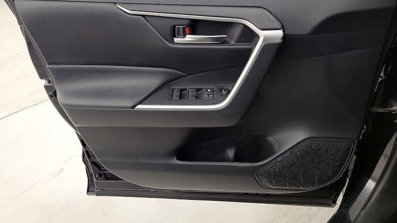 2019 Toyota RAV4 XLE 12