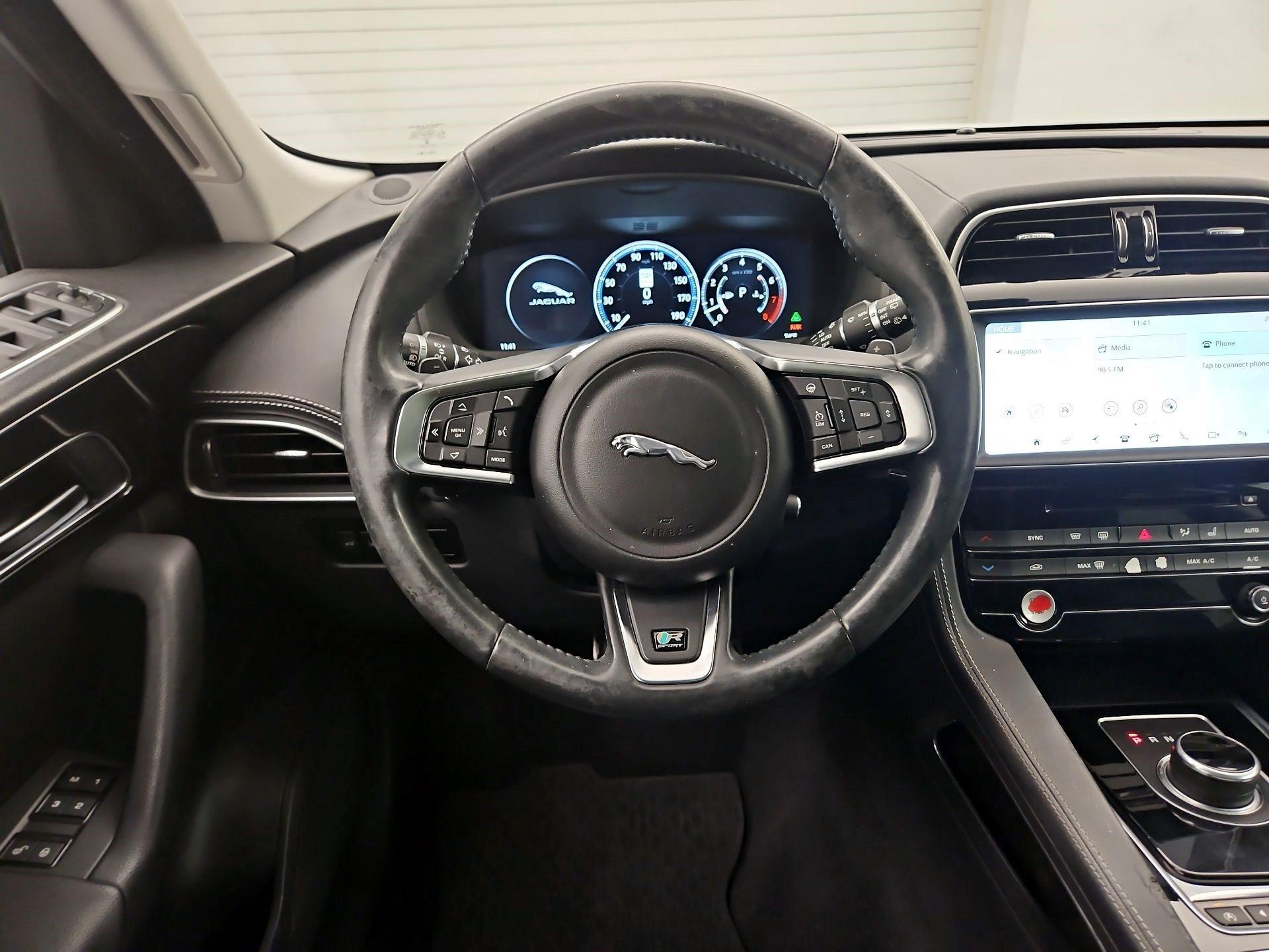 Thumbnail: 2017 Jaguar F-Pace - 10