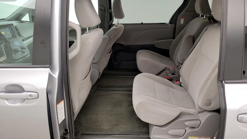 2017 Toyota Sienna LE 19