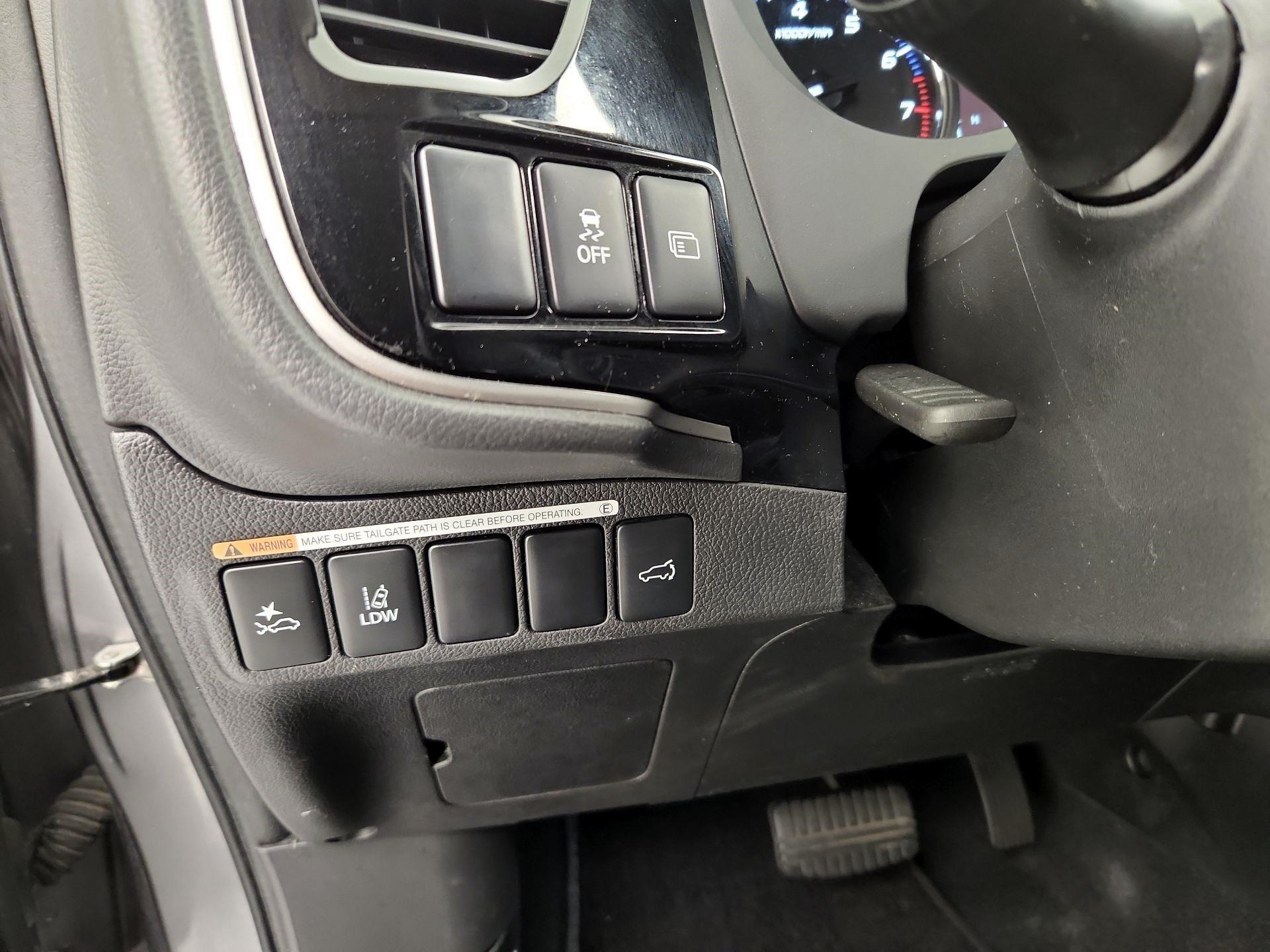 Thumbnail: 2020 Mitsubishi Outlander - 13