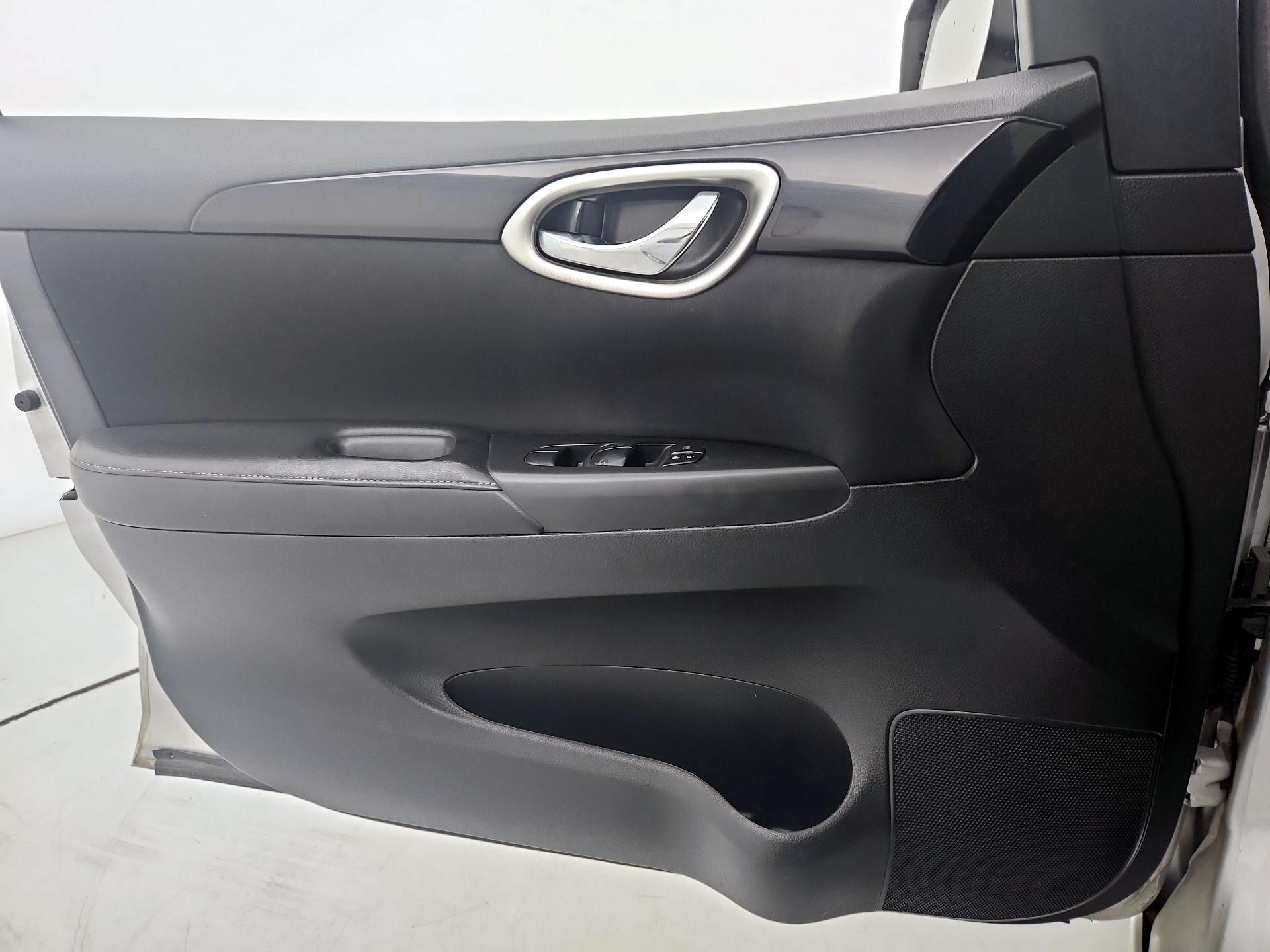 Thumbnail: 2016 Nissan Sentra - 12