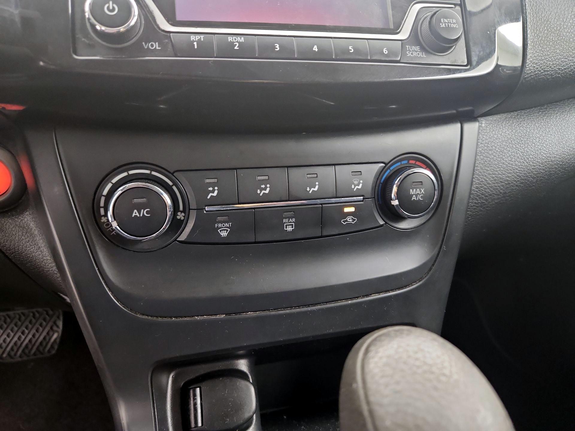 Thumbnail: 2016 Nissan Sentra - 16