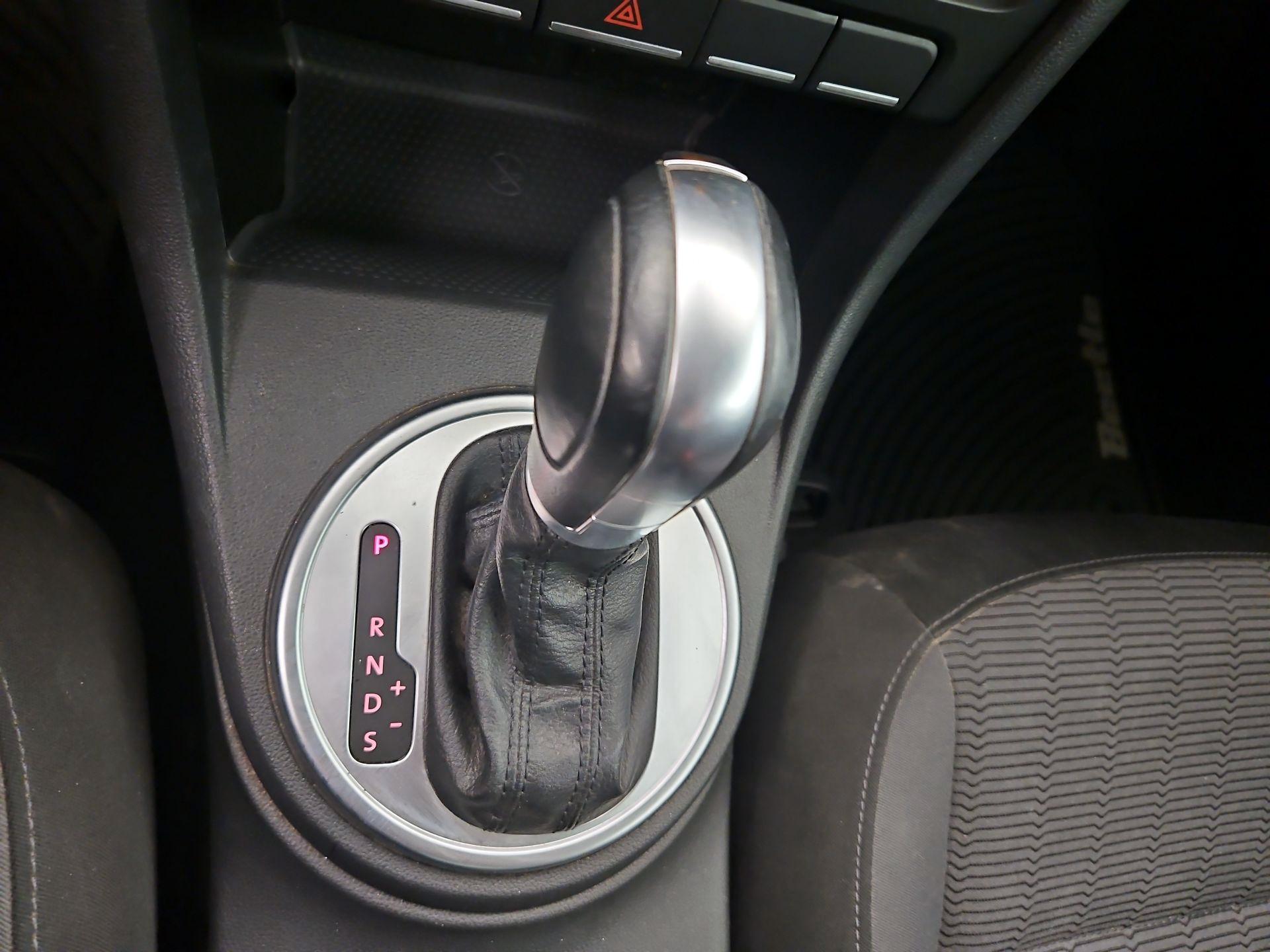 Thumbnail: 2016 Volkswagen Beetle - 15