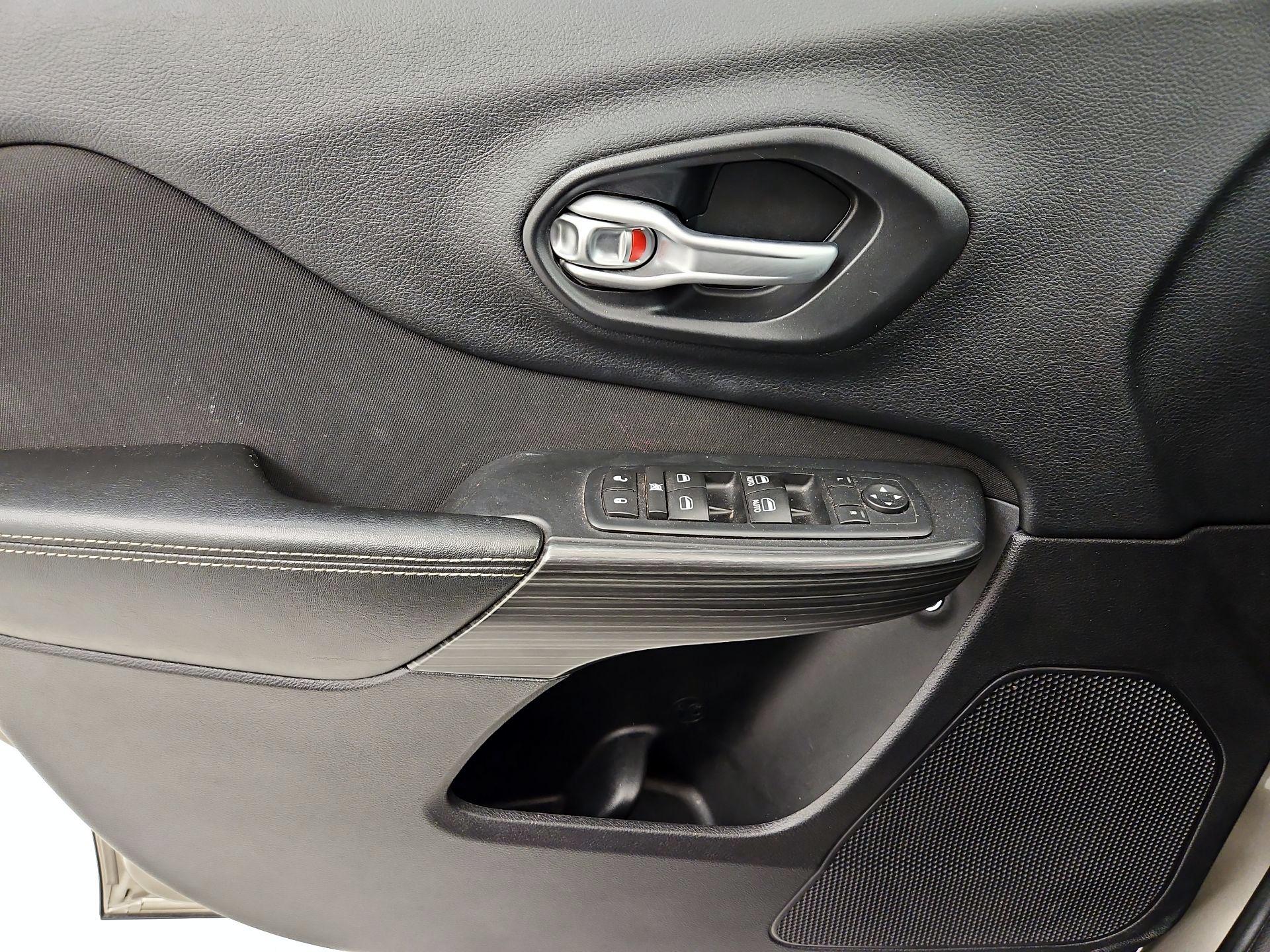 Thumbnail: 2016 Jeep Cherokee - 12