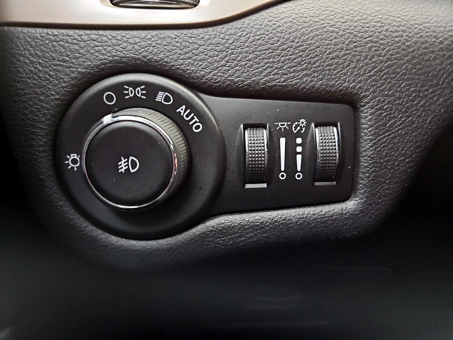 Thumbnail: 2016 Jeep Cherokee - 13