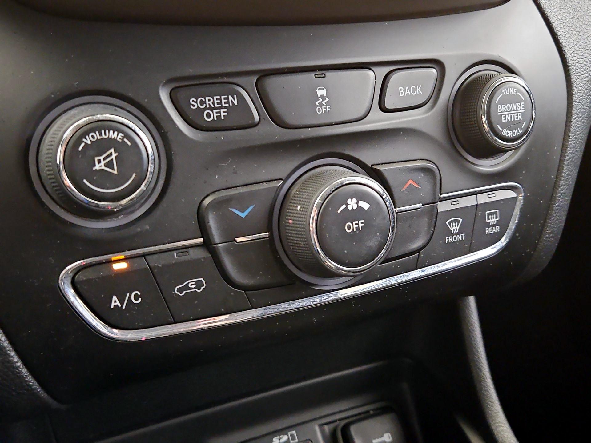 Thumbnail: 2016 Jeep Cherokee - 16