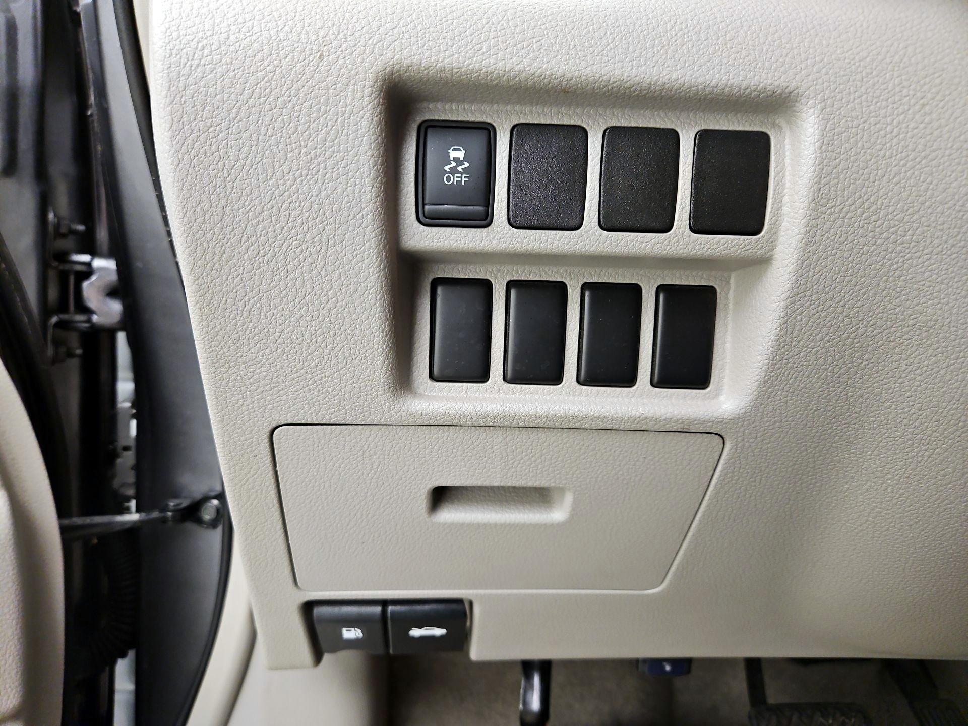 Thumbnail: 2015 Nissan Quest - 13