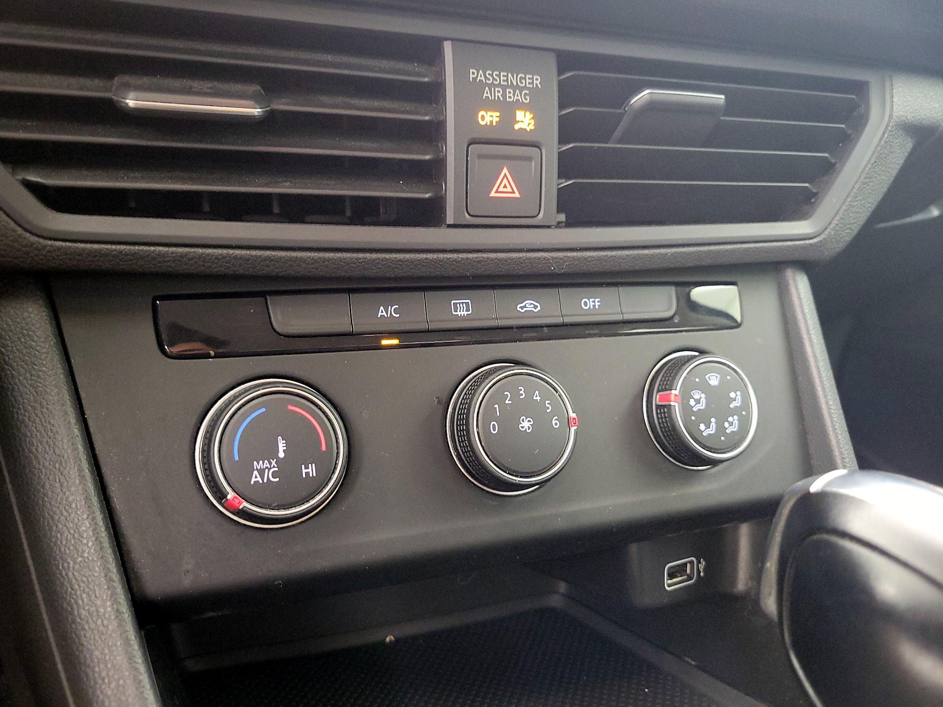 Thumbnail: 2019 Volkswagen Jetta - 16