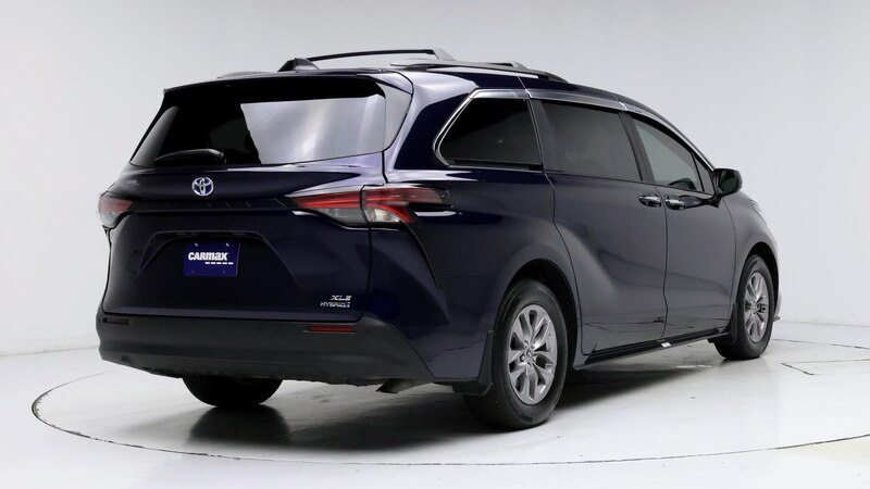 2022 Toyota Sienna XLE 8