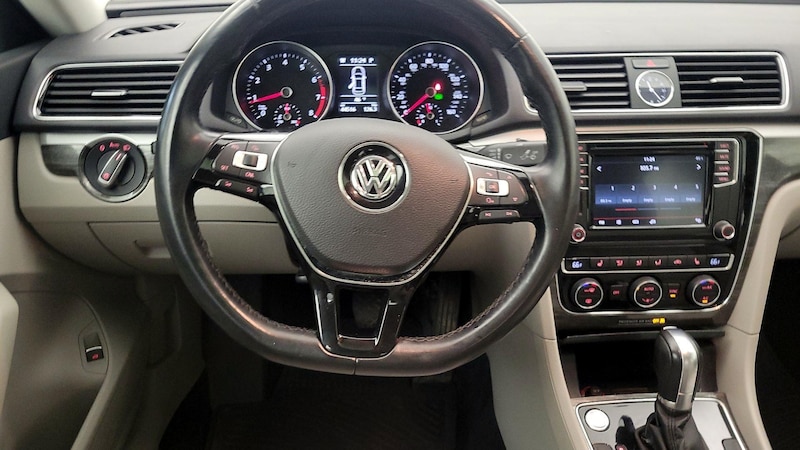 2017 Volkswagen Passat SE 10