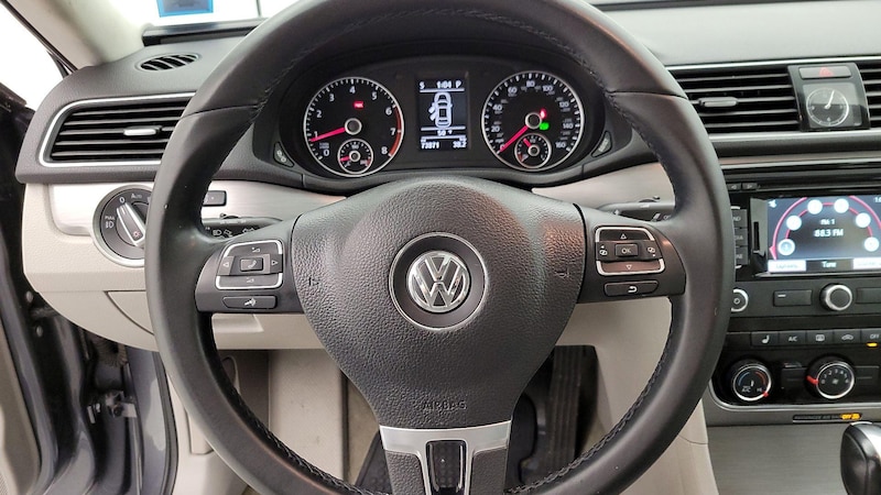 2015 Volkswagen Passat SE 10