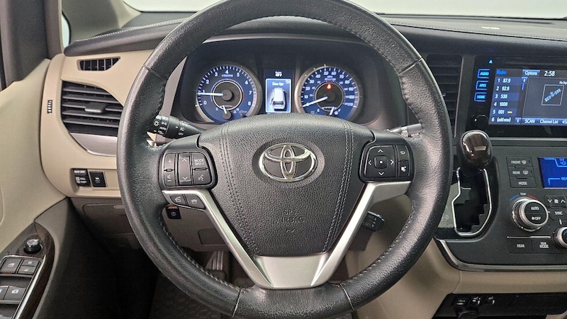 2017 Toyota Sienna XLE 10