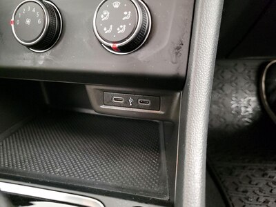USB/AUX Ports